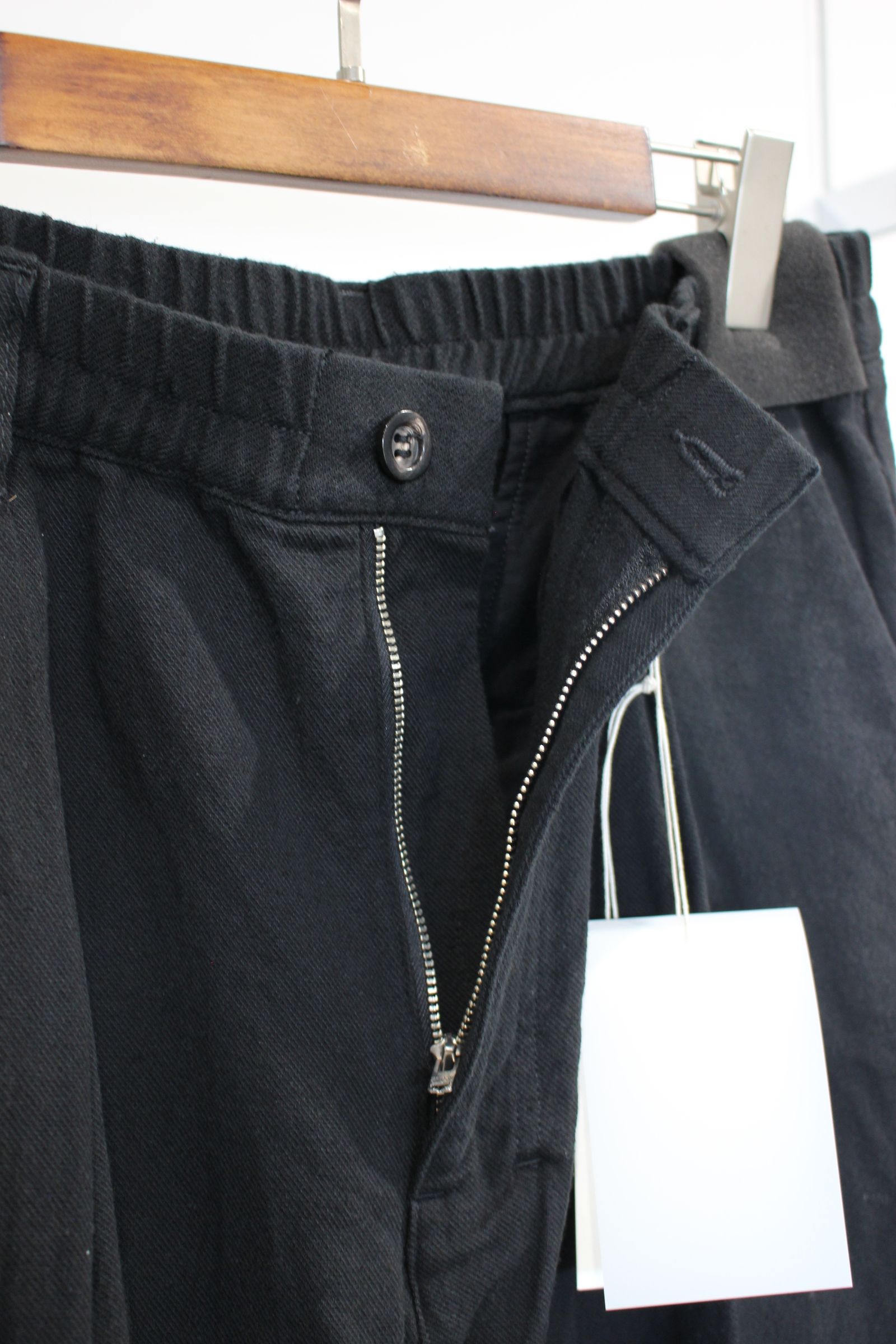 C/S TUCK EASY SLACKS | BLACK | スラックス