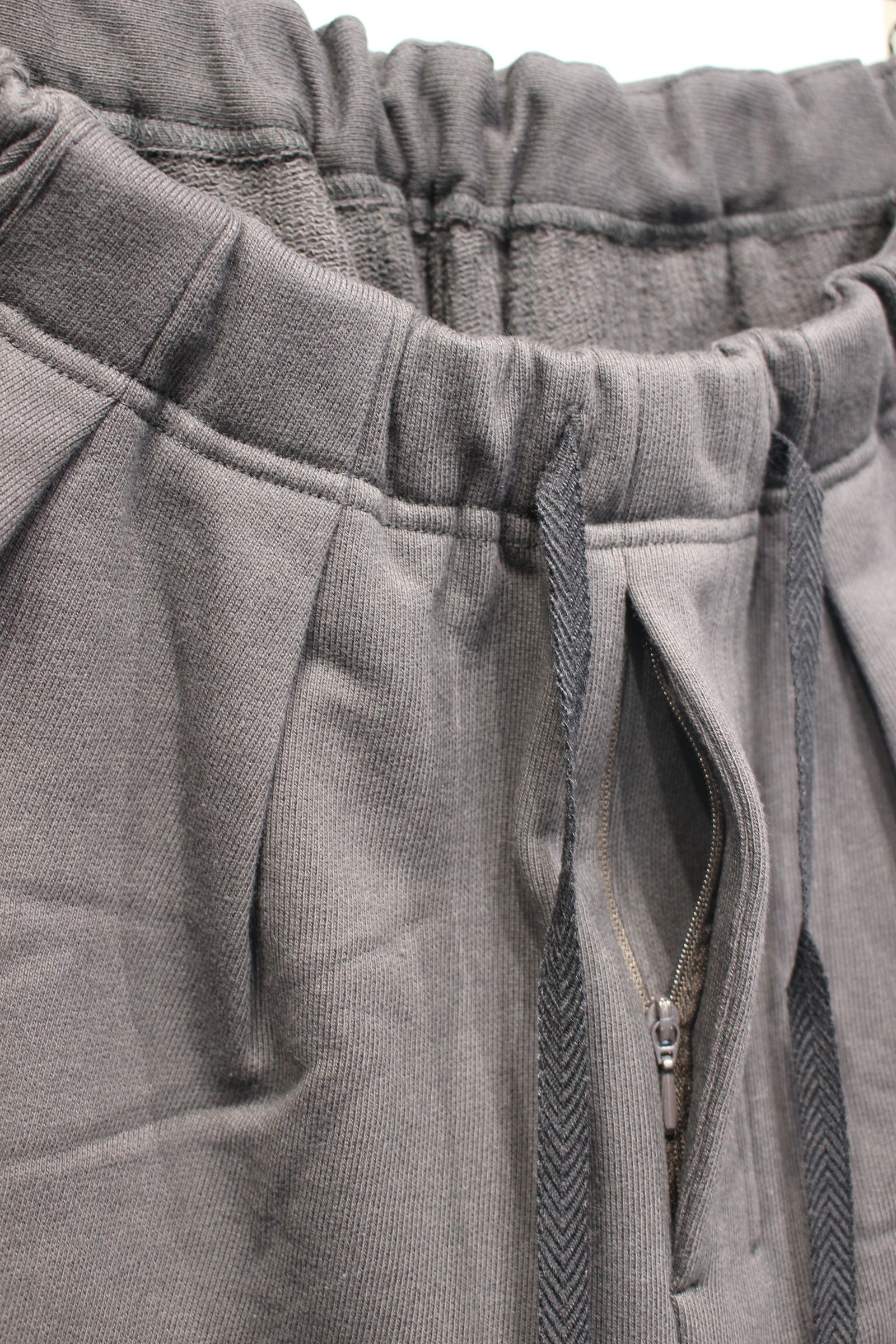 TUCK SWEAT PANTS | D.OLIVE | スウェットパンツ