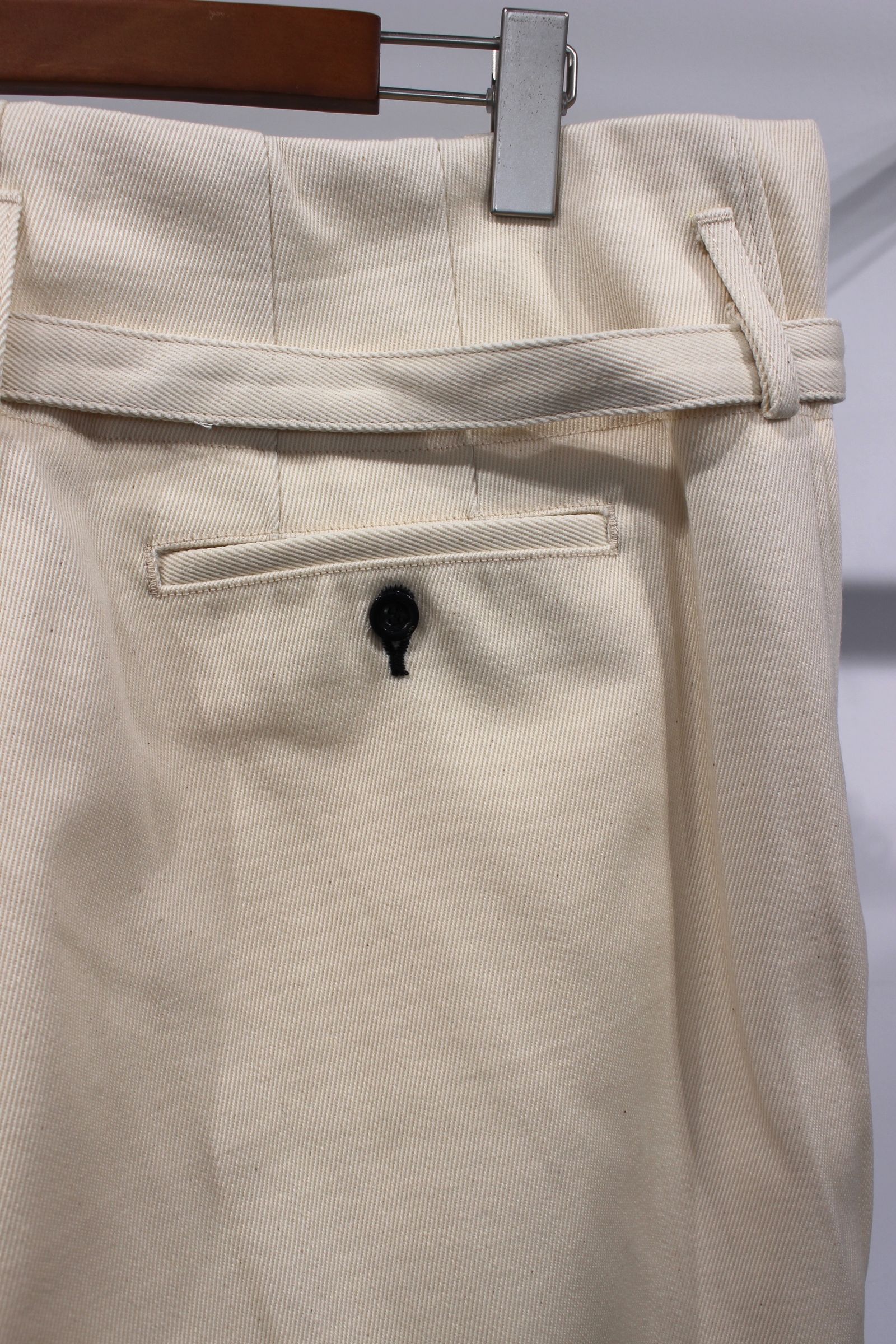 BELTED W/C TUCK WIDE PANTS/WHITE