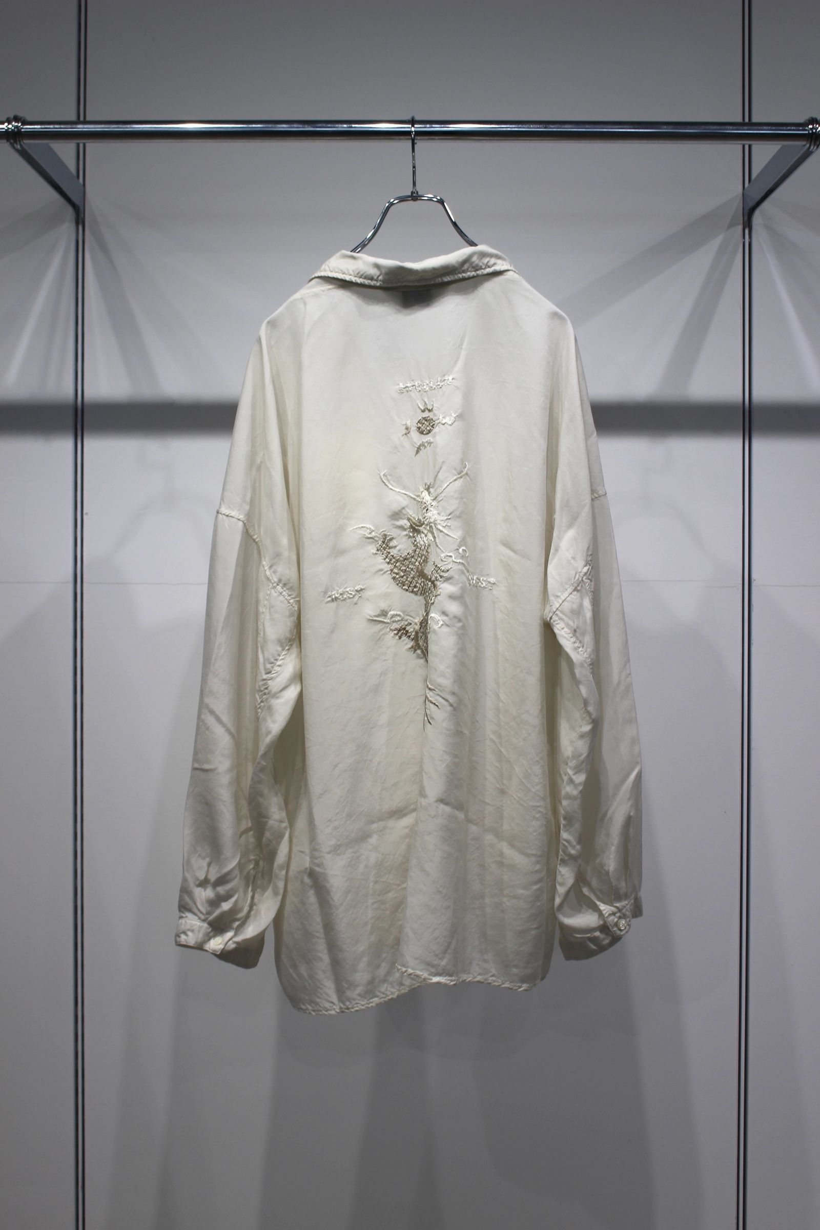 [ラスト1点] EMBROIDERED SOUVENIR SHIRT | WHITE | 刺繍シャツ