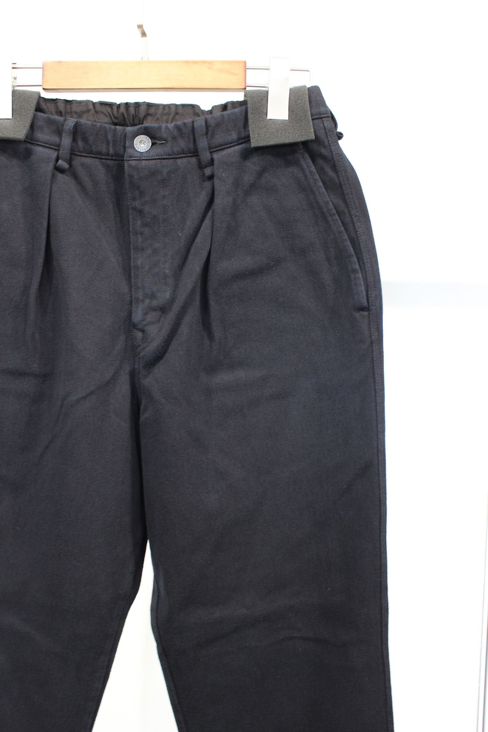 CURLY&Co. - DENIM 1TUCK EZ TAPERED SLACKS -overdyed-/BLACK