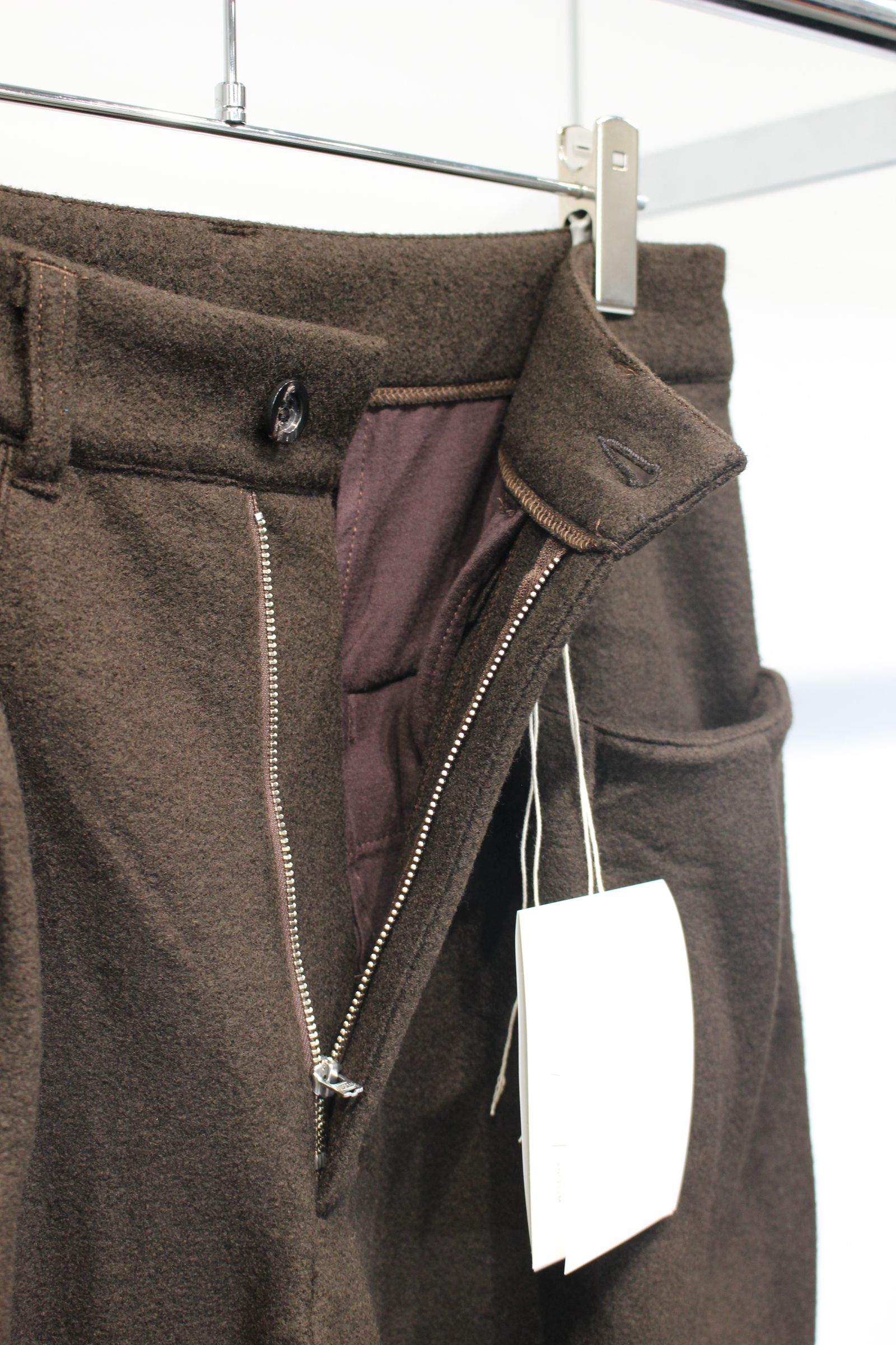WOOL CUT WIDE TUCK SLACKS | D.BROWN | スラックス
