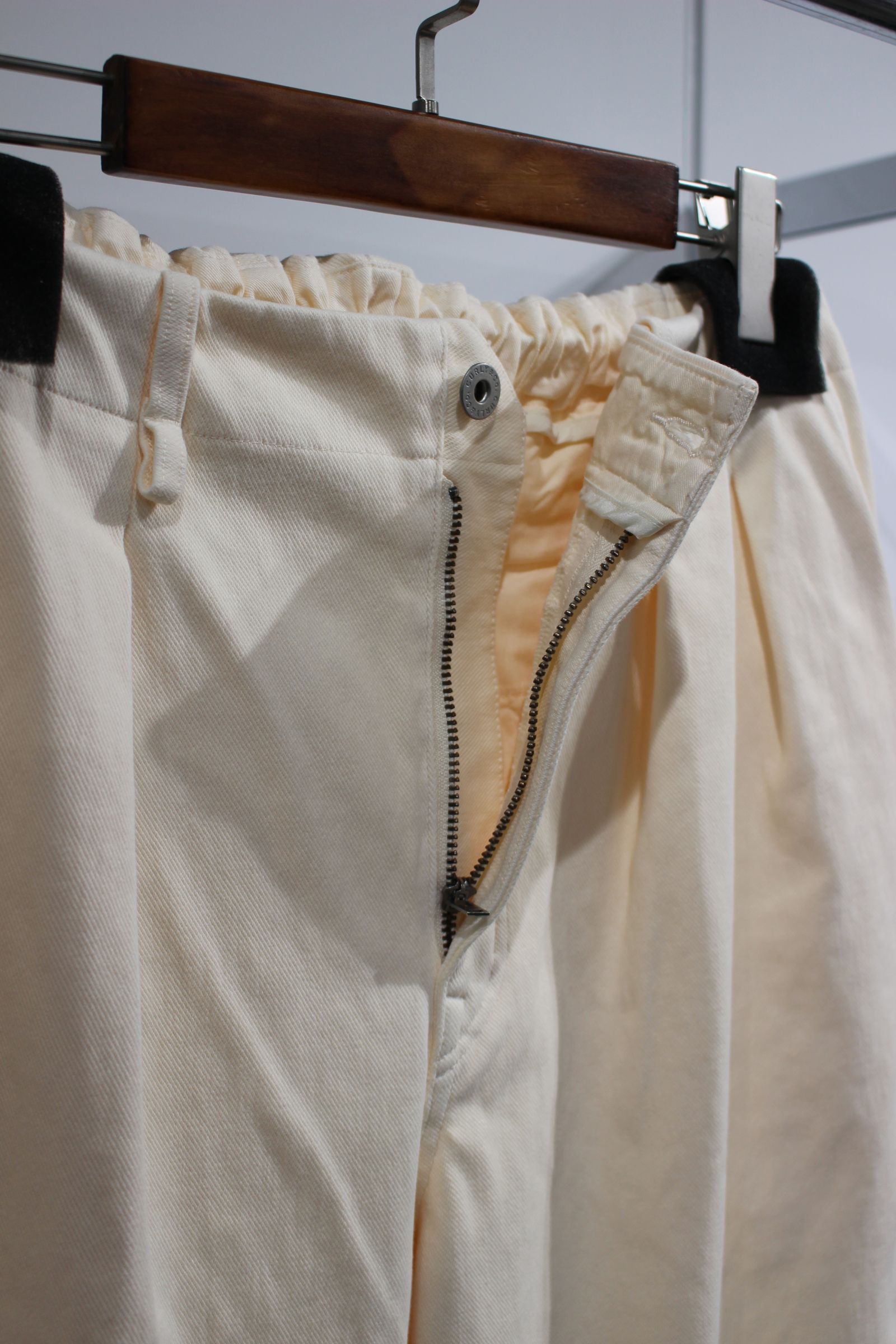 [ラスト1点] DENIM 2TUCK EZ WIDE SLACKS -ECRU- | ECRU | ニットデニム