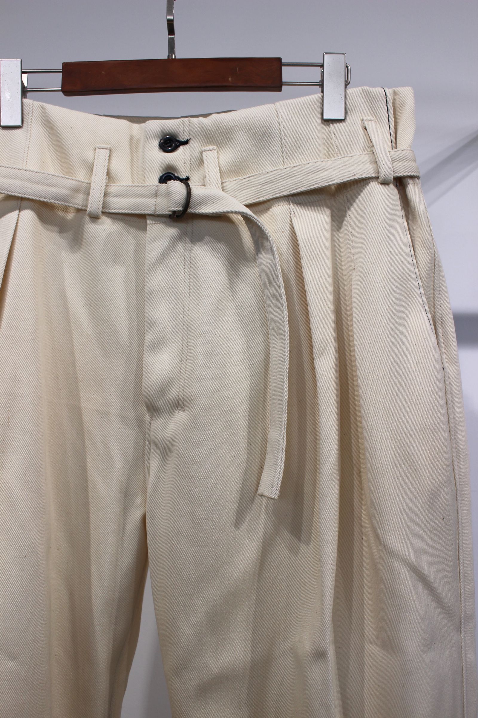 BELTED W/C TUCK WIDE PANTS/WHITE