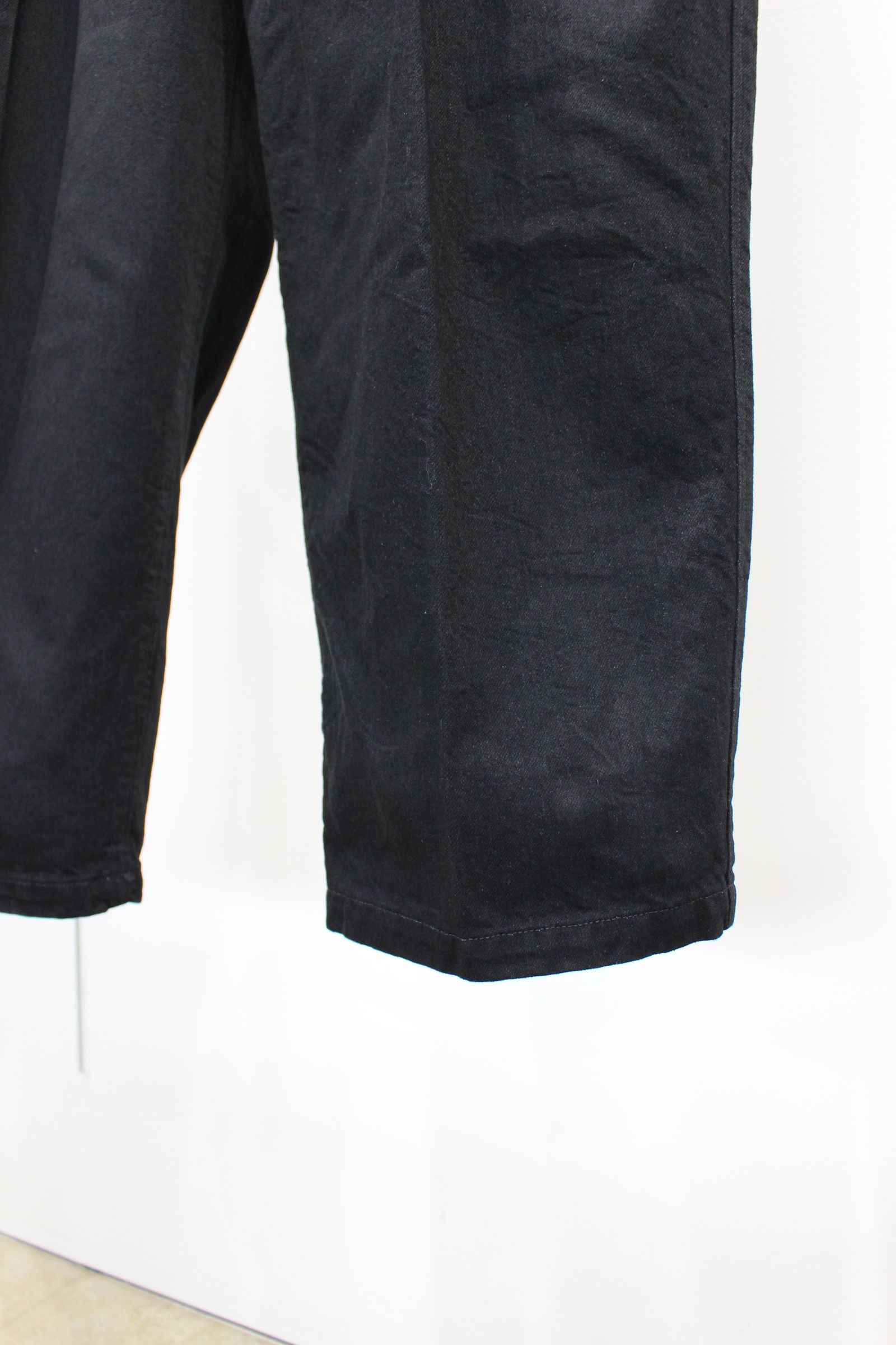 ANCELLM - BELTED DENIM TUCK WIDE PANTS/BLACK | NapsNote