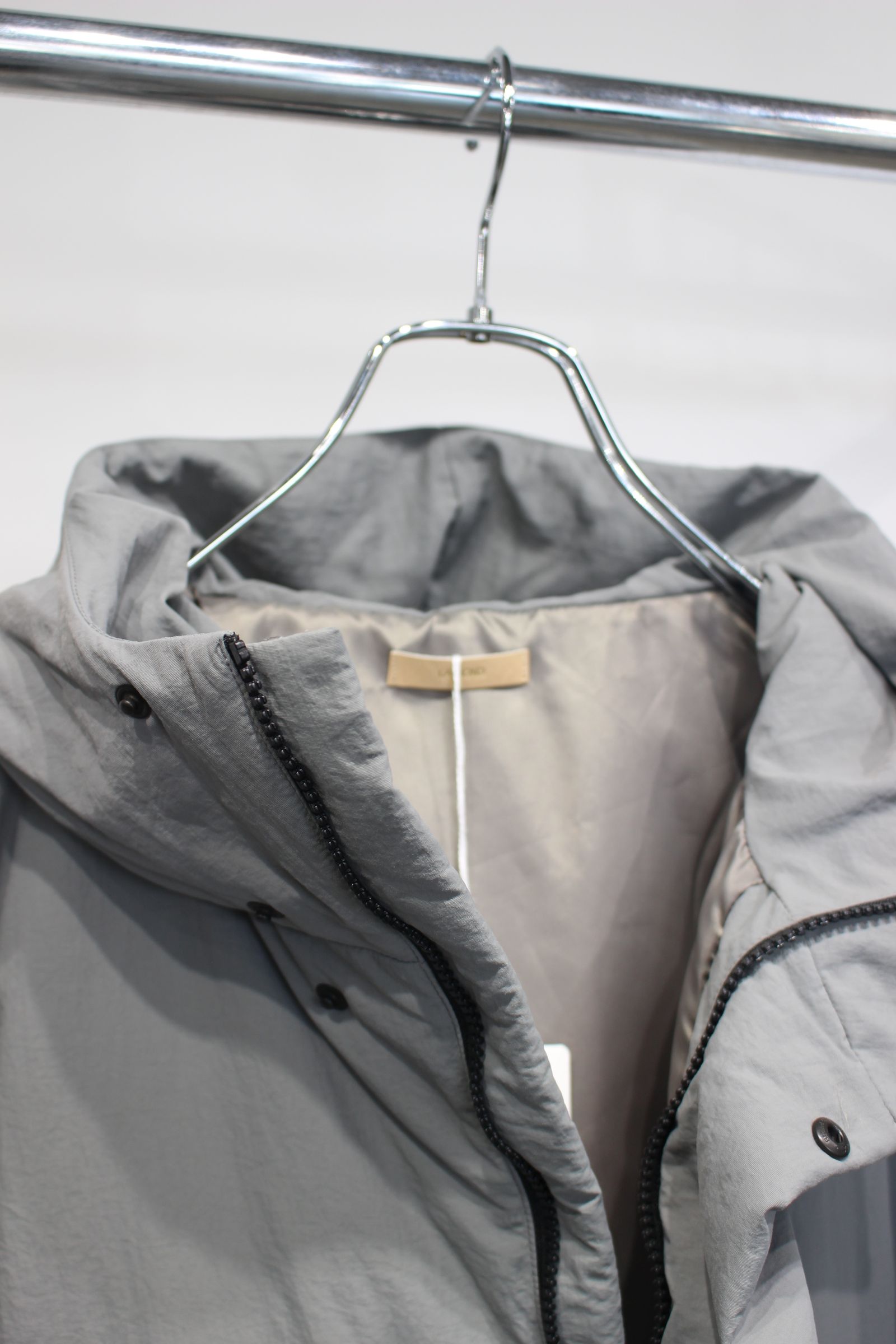 LIGHT SHELL DOWN PARKA | SAGE GRAY | ダウンジャケット