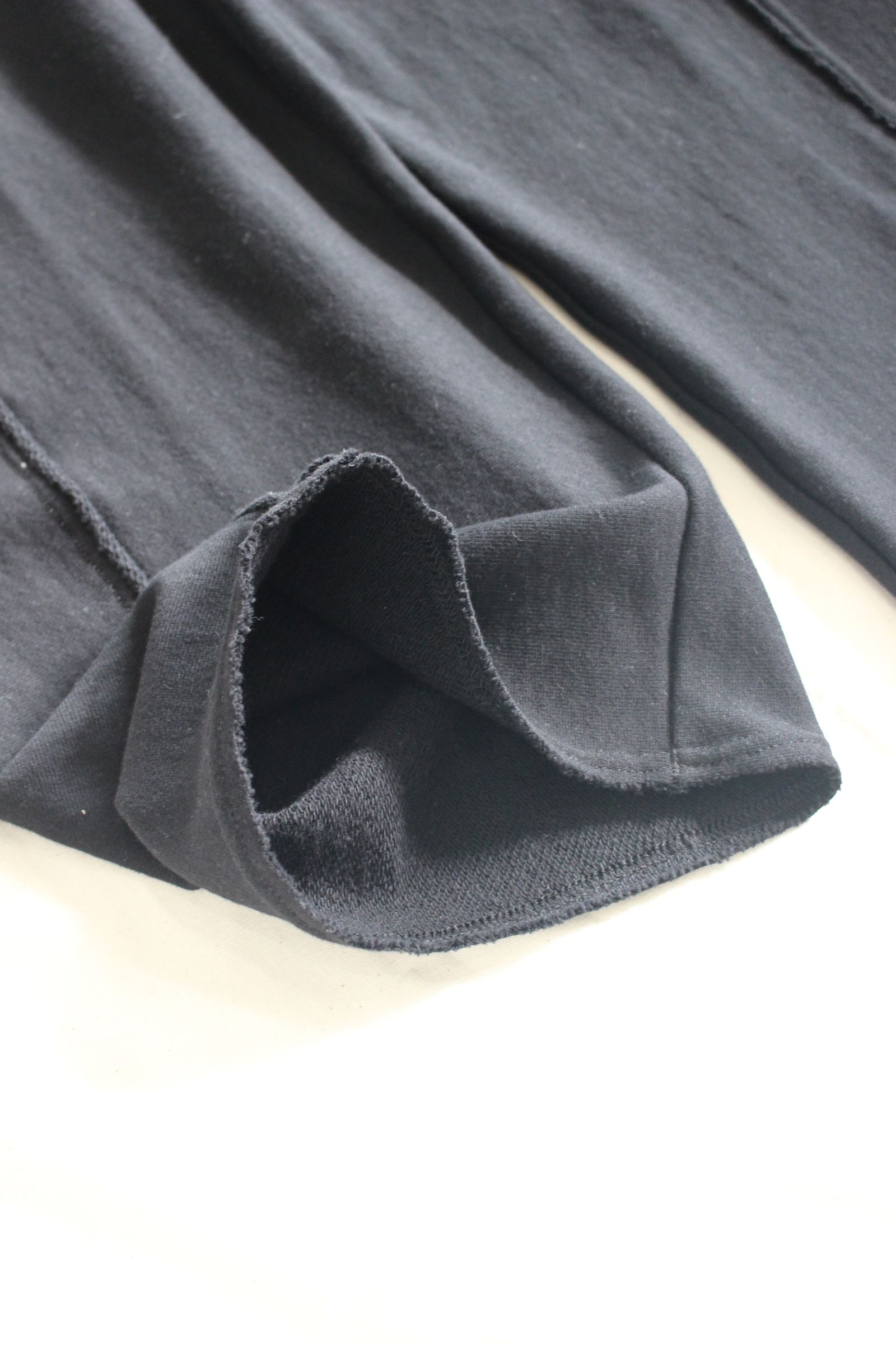 HAKEEM TWIST TROUSERS | BLACK | スウェットパンツ
