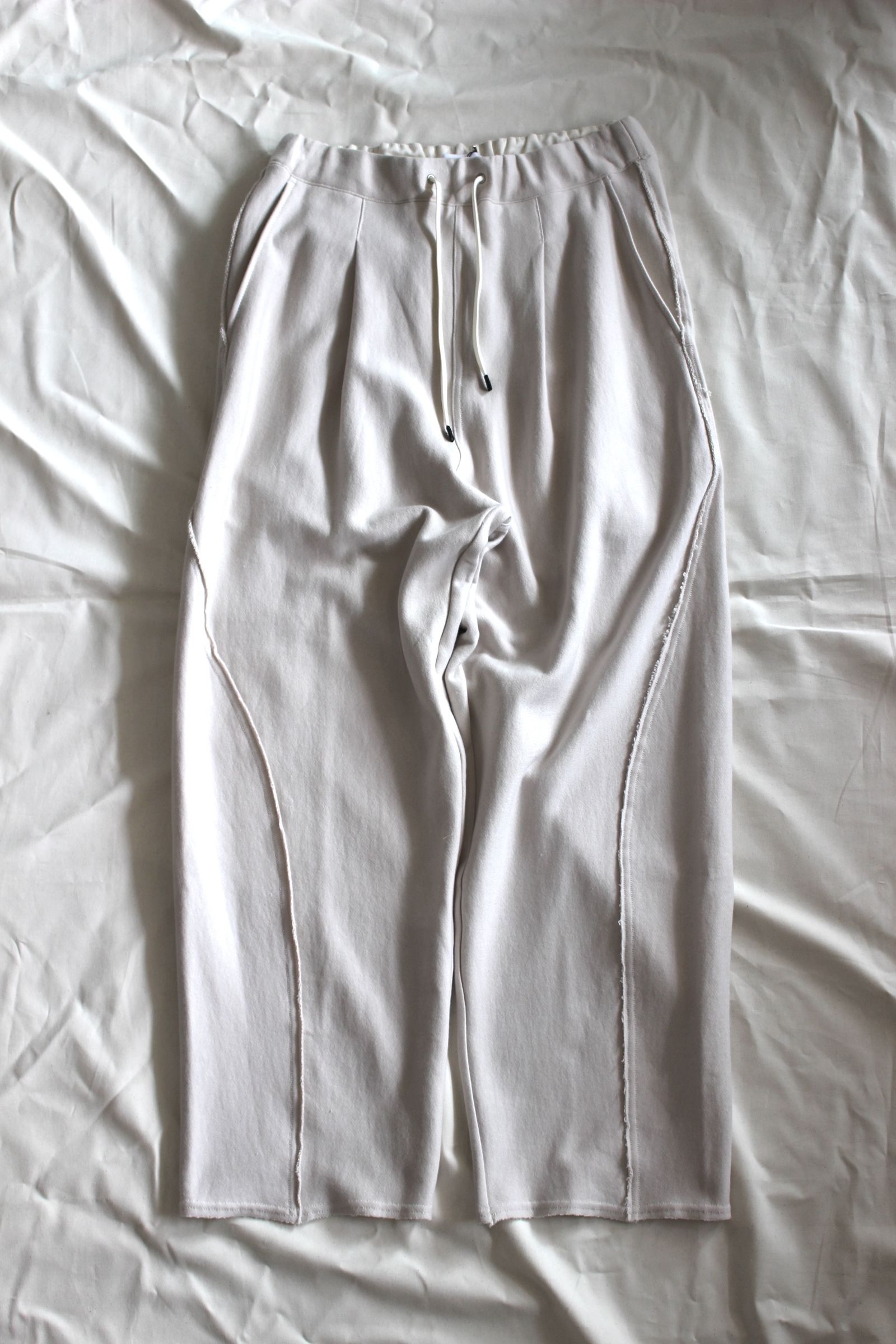 HAKEEM TWIST TROUSERS | IVORY | スウェットパンツ