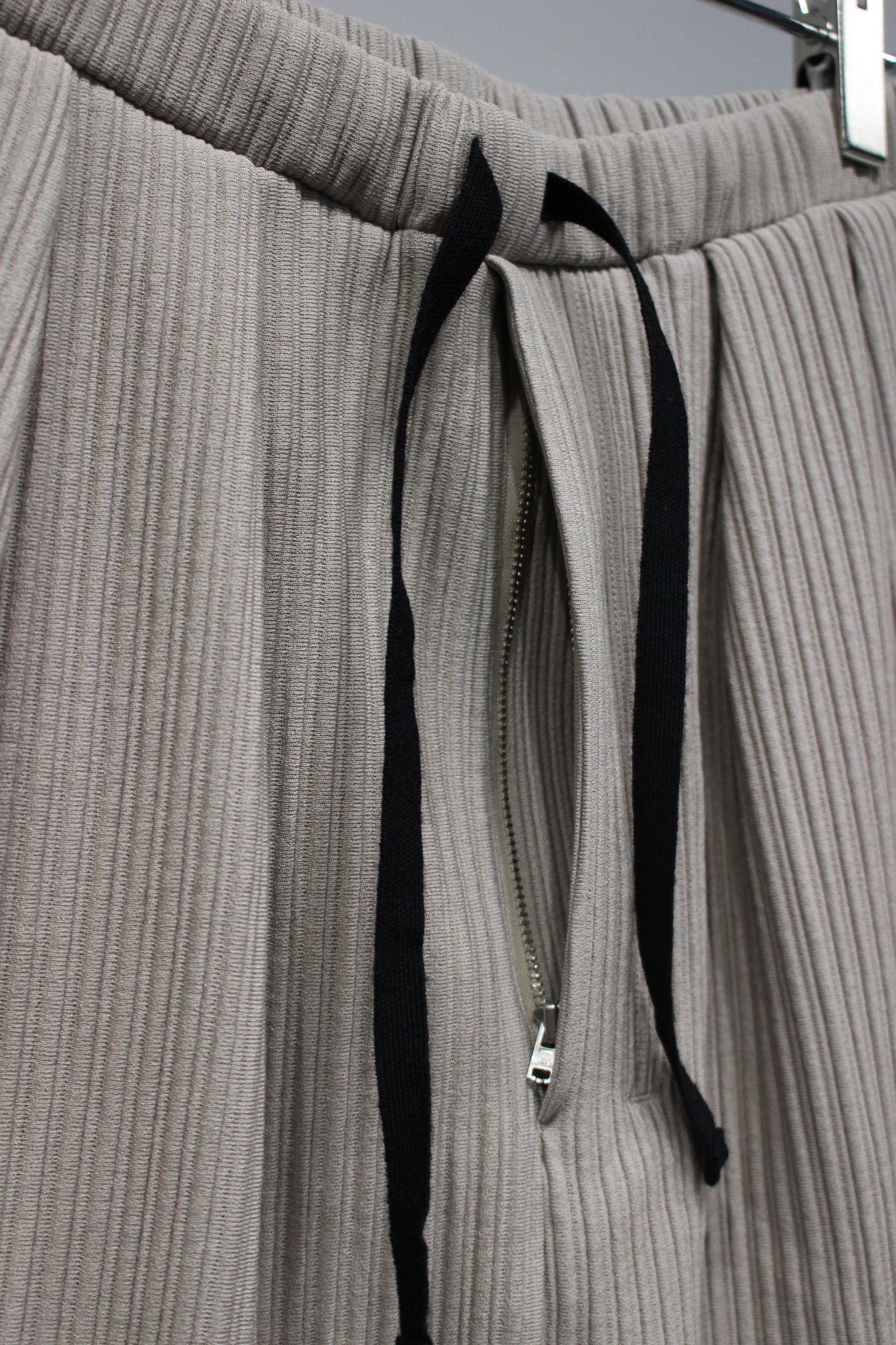 [ラスト1点] WRINKLED STRIPE TUCK SHORT PANTS | GREIGE | ショートパンツ