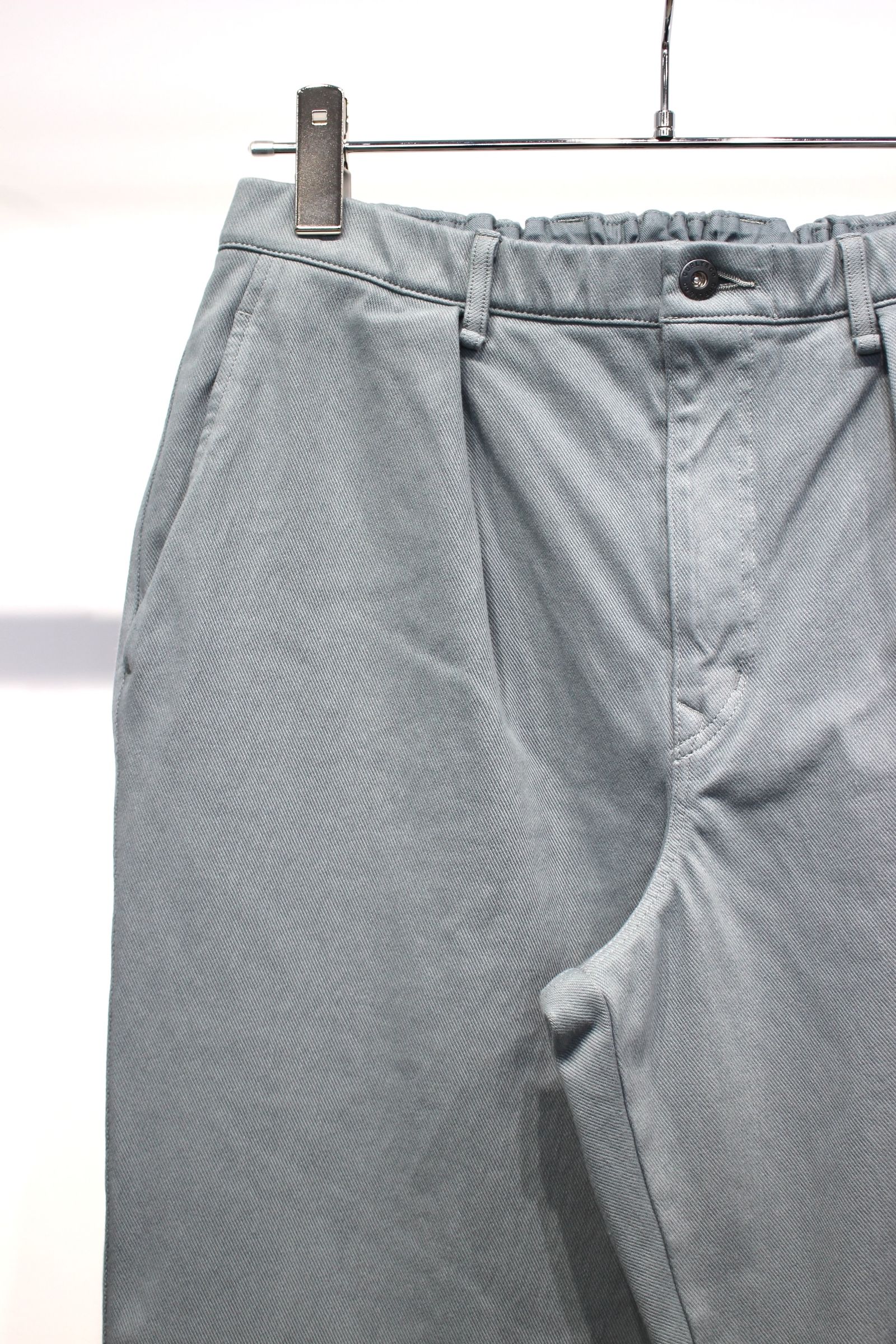 KNIT DENIM 1 TUCK EZ TAPERED SLACKS | STEEL GRAY | ニットデニム