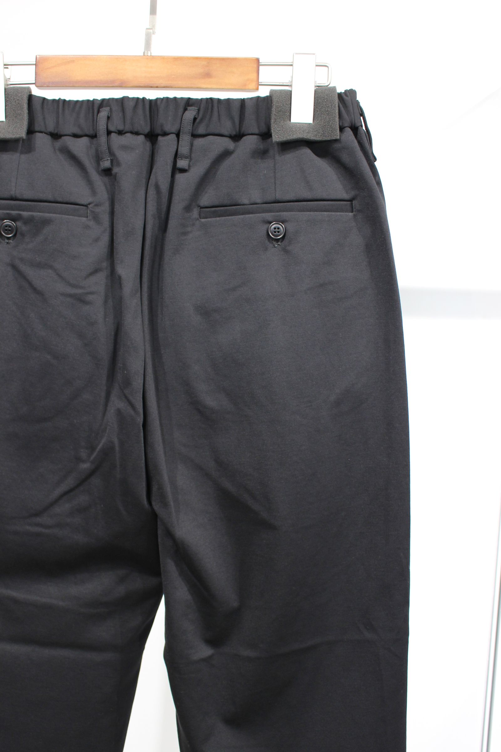 BACK EZ 2TUCK TROUSERS/イージースラックス