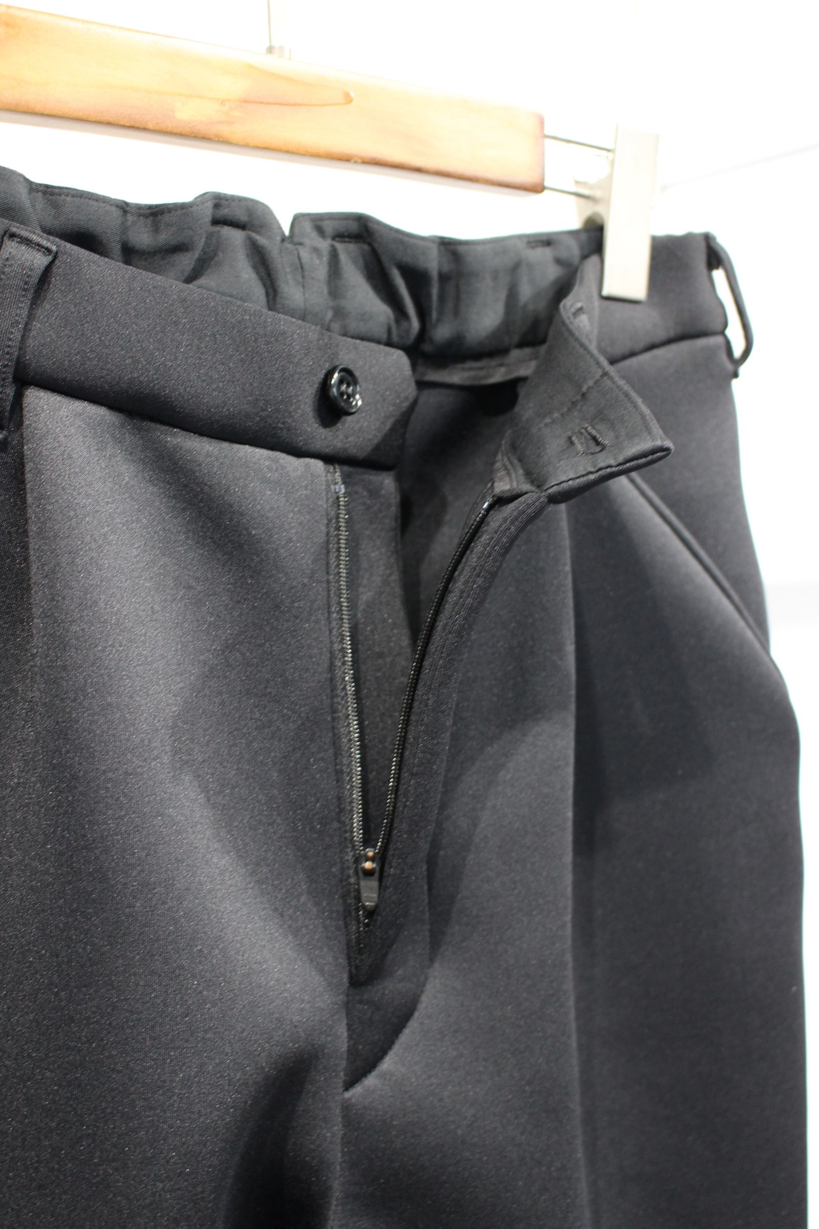 SMOOTH DOUBLE-KNIT TROUSERS | BLACK | パンツ