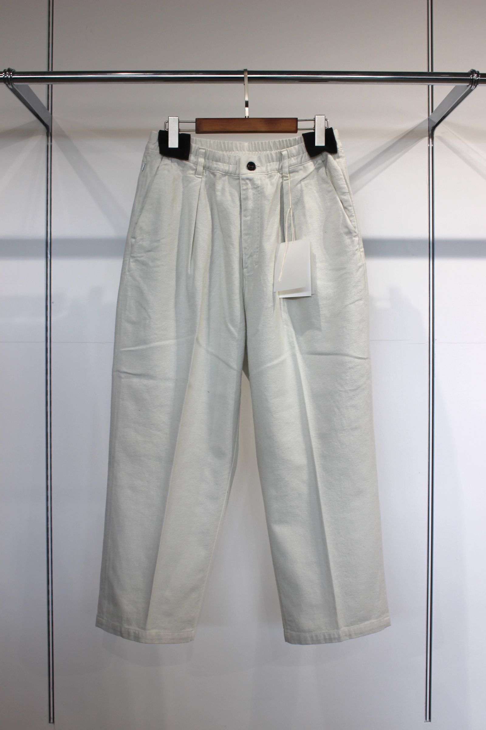 C/S TUCK EASY SLACKS | OFFWHITE | スラックス