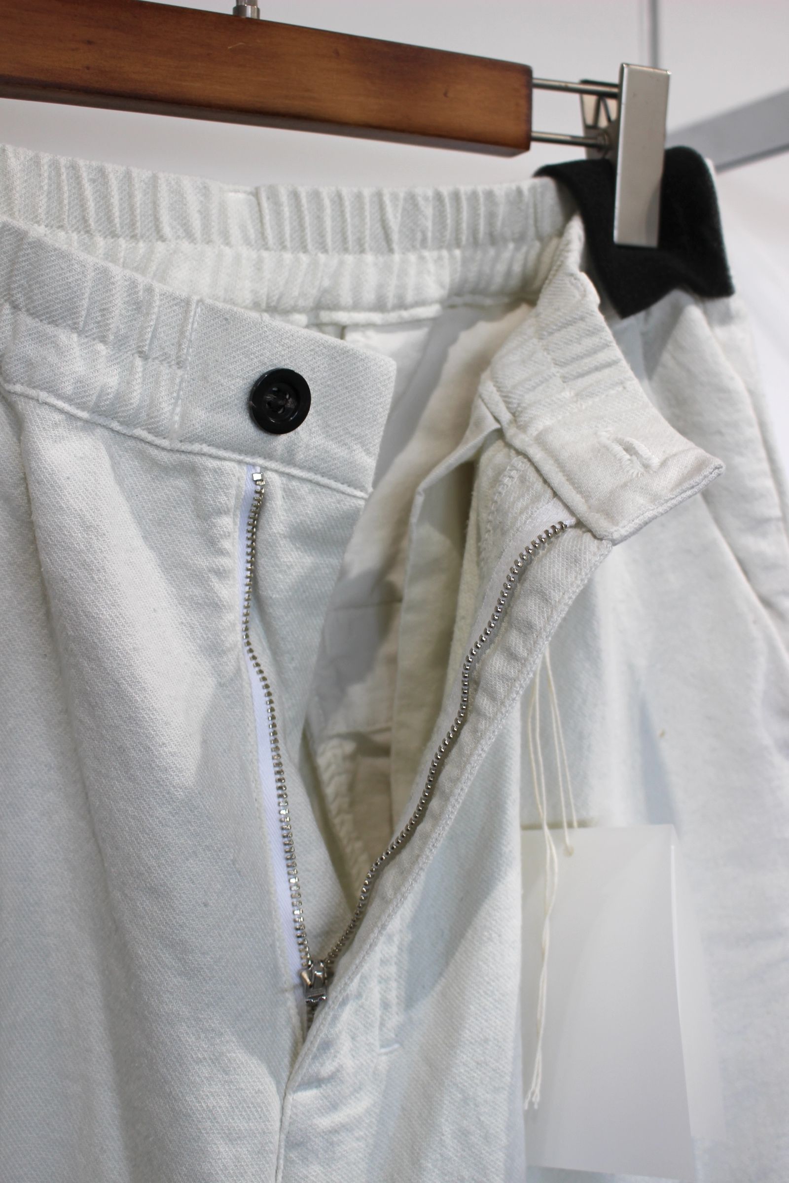 C/S TUCK EASY SLACKS | OFFWHITE | スラックス