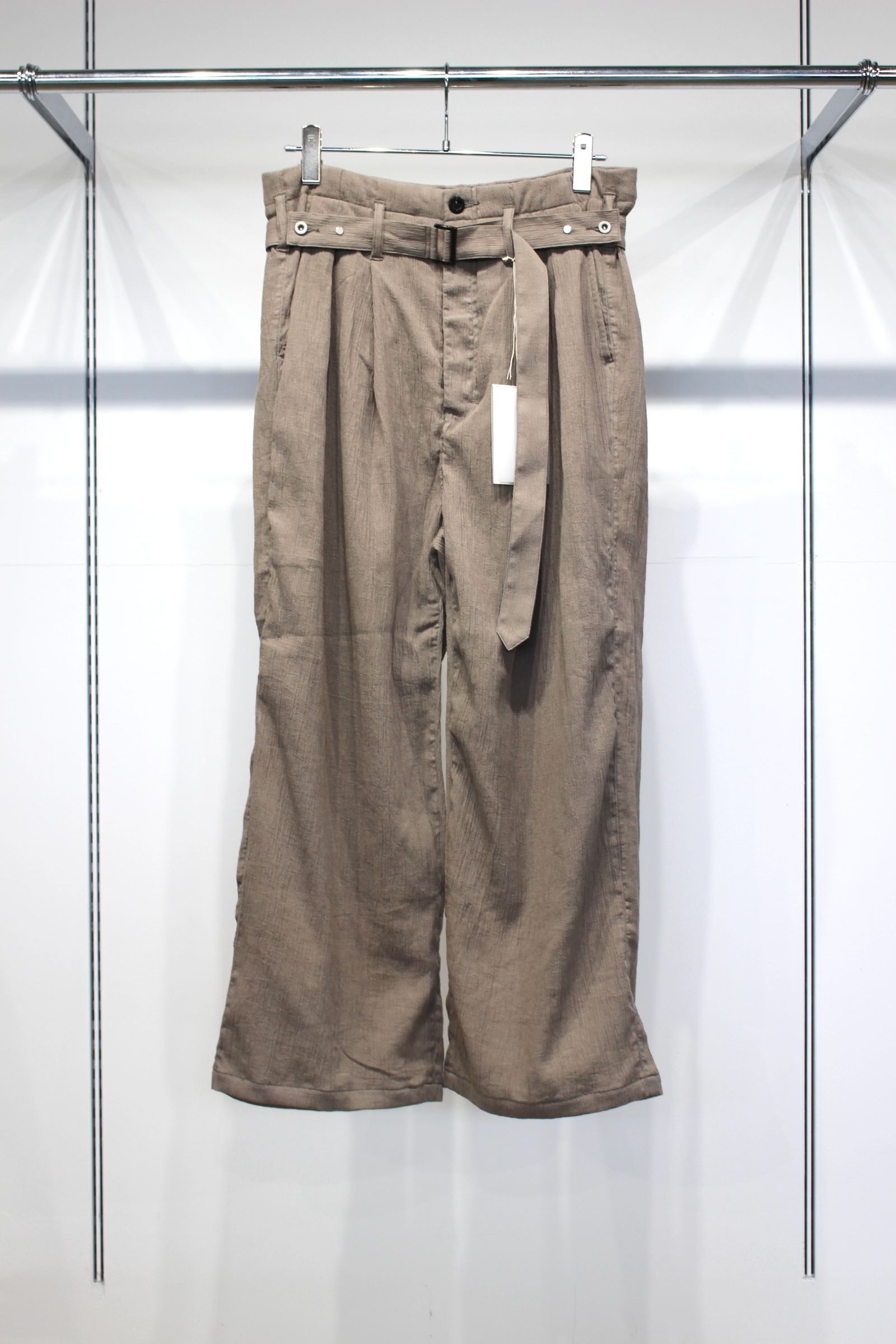 [ラスト1点] BELTED CREPE TUCK SLACKS | GREIGE | スラックス