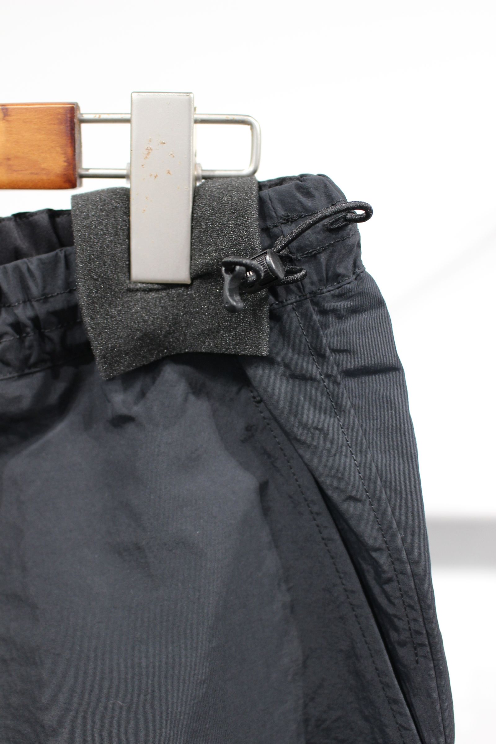 EARNESTLY TROUSERS | BLACK | パンツ