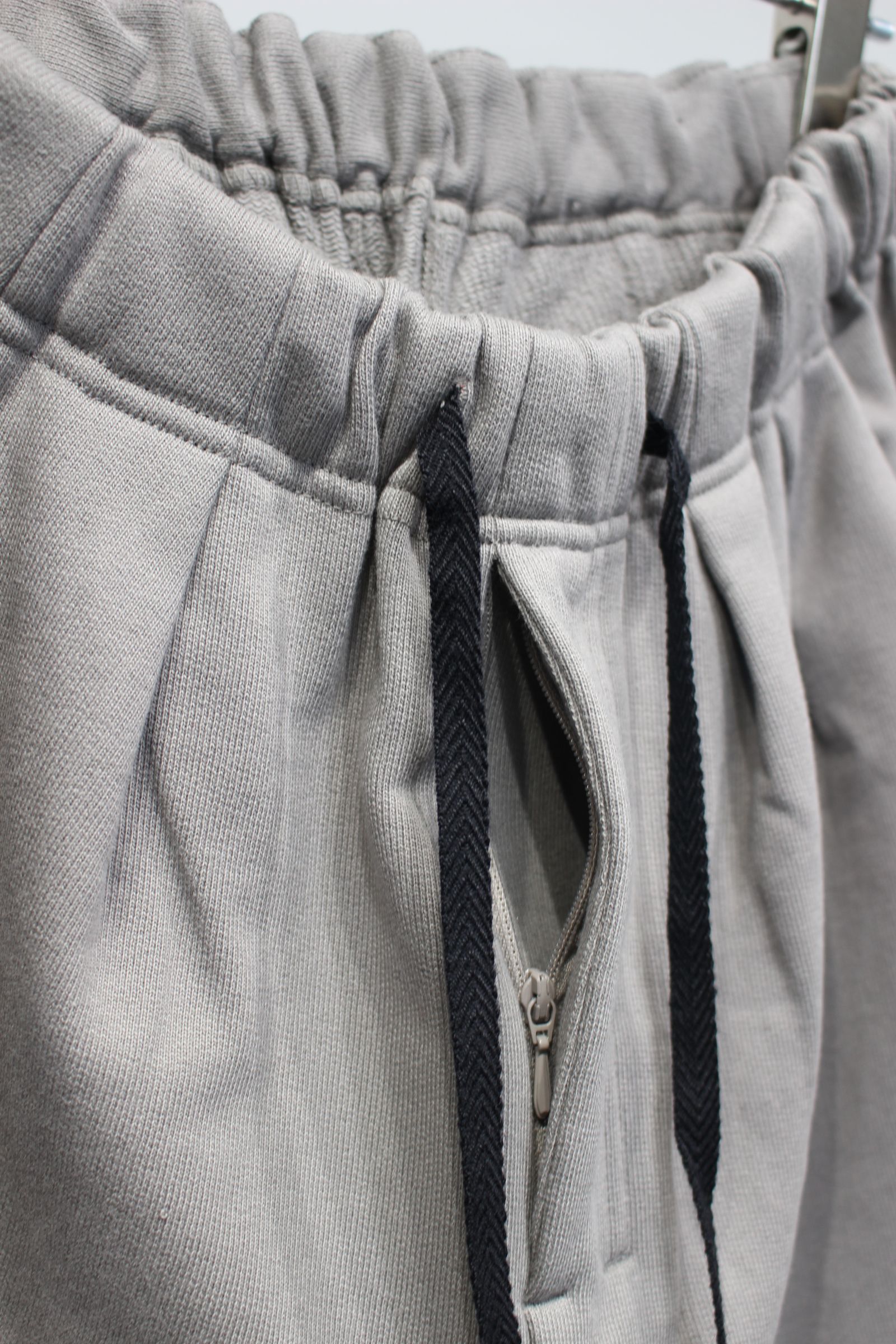 TUCK SWEAT PANTS | GRAY | スウェットパンツ