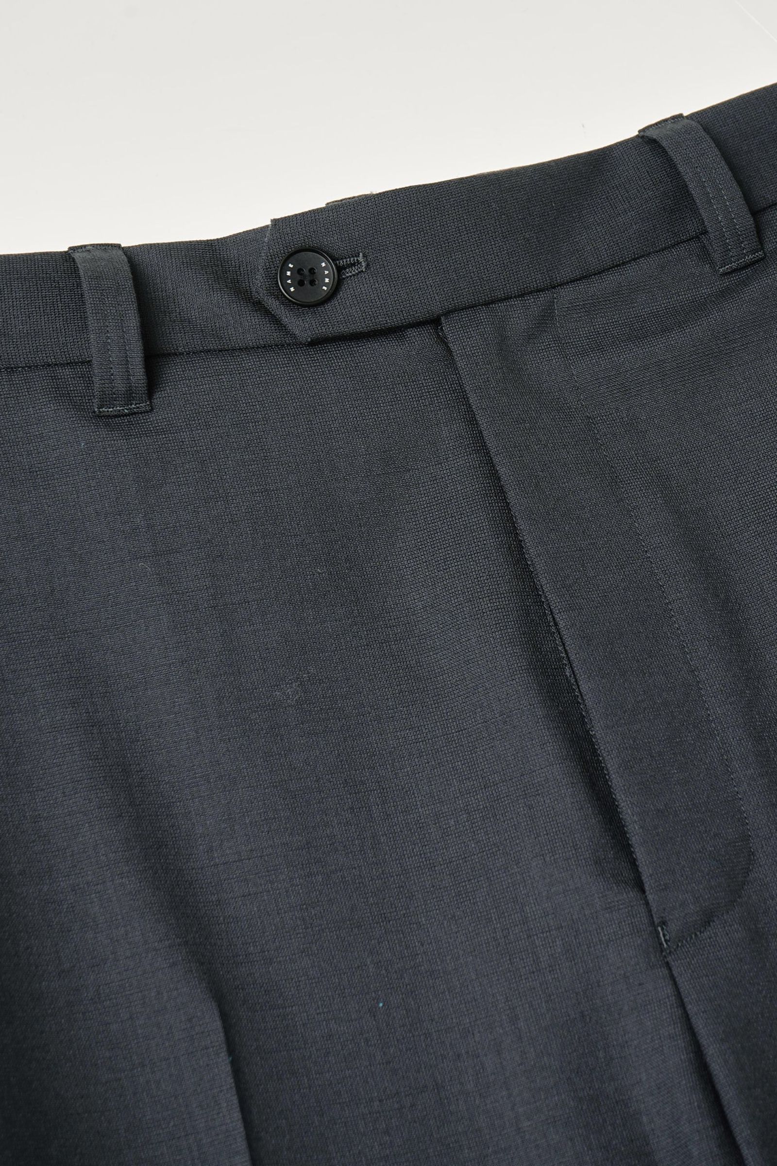 WOOL CALM SKIN STRAIGHT TROUSERS : DELTA SHAPE | BLACK | スラックス