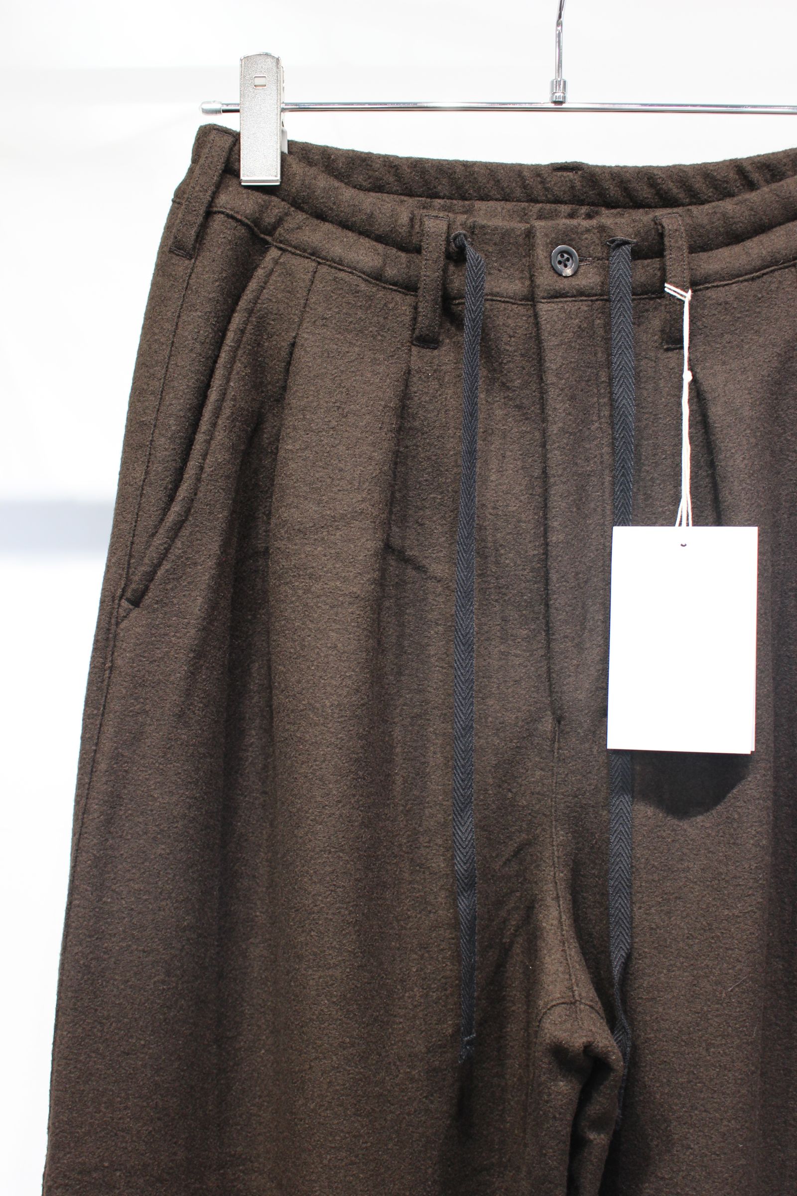 WOOL WIDE EASY TUCK SLACKS | D.BROWN | スラックス