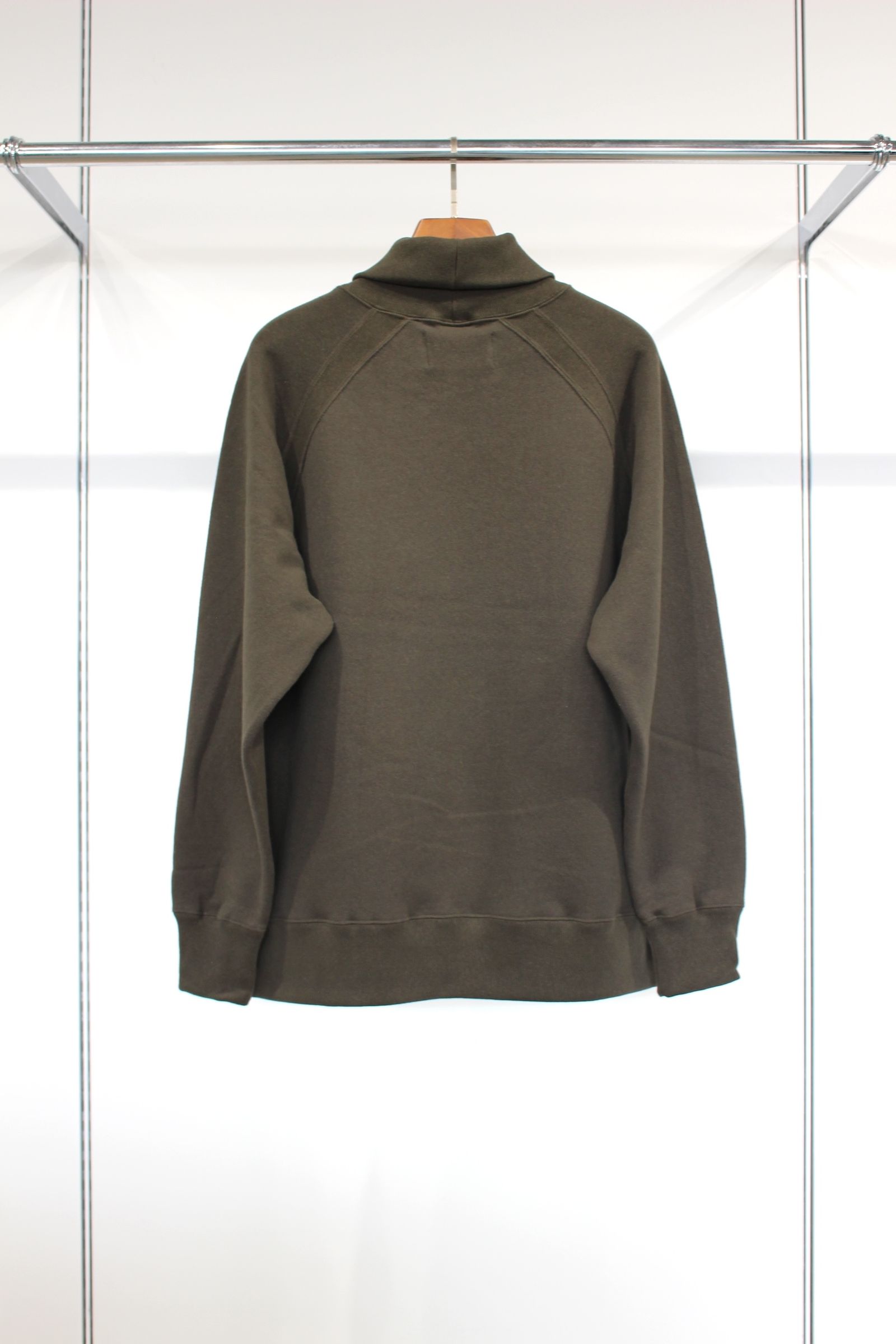 RAFFY TURTLE-NECK P/O | D.OLIVE | スウェット