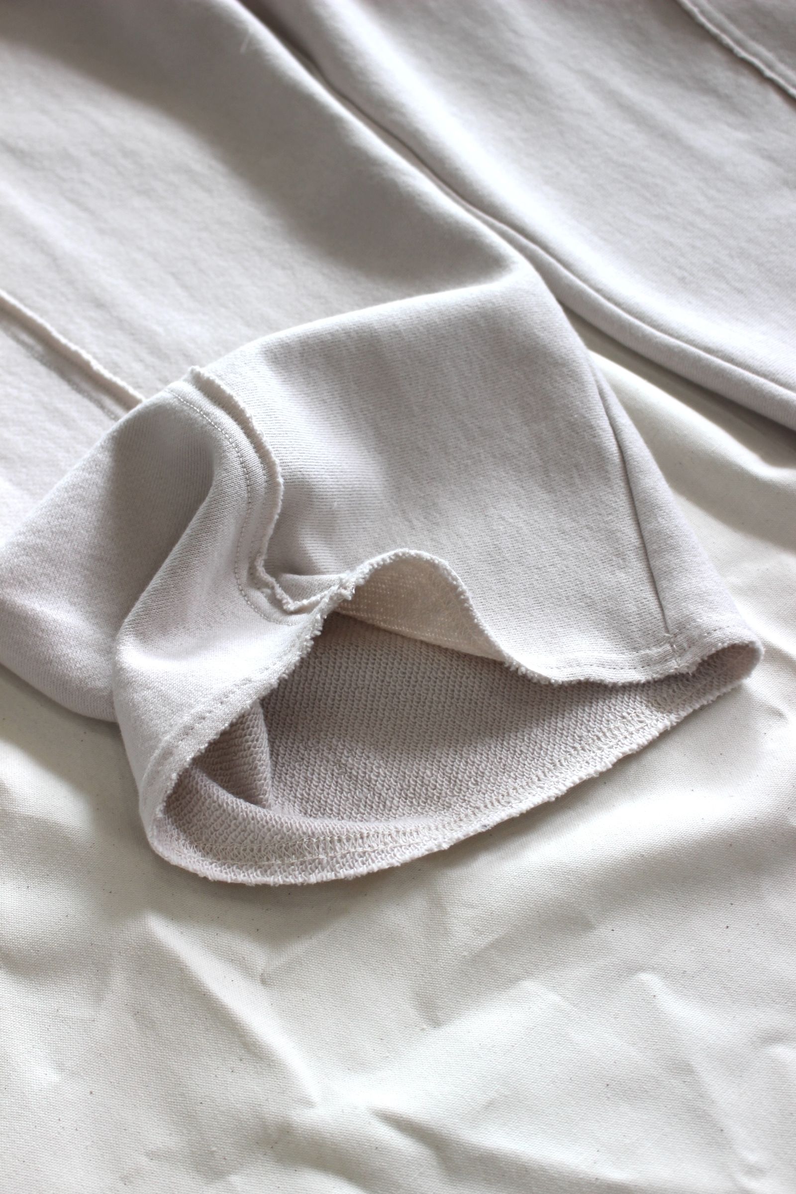 HAKEEM TWIST TROUSERS | IVORY | スウェットパンツ