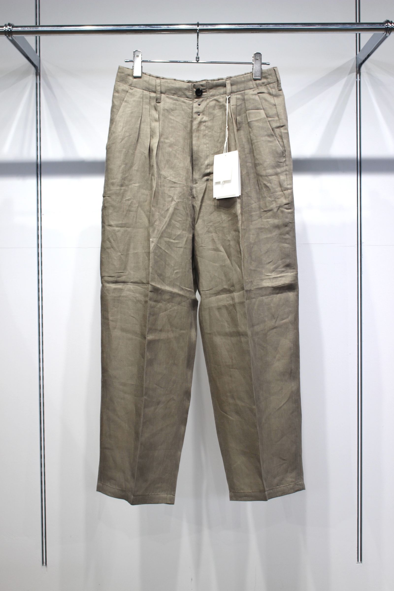 [ラスト1点] 100/S LINEN TUCK SLACKS | KHAKIBEIGE | スラックス
