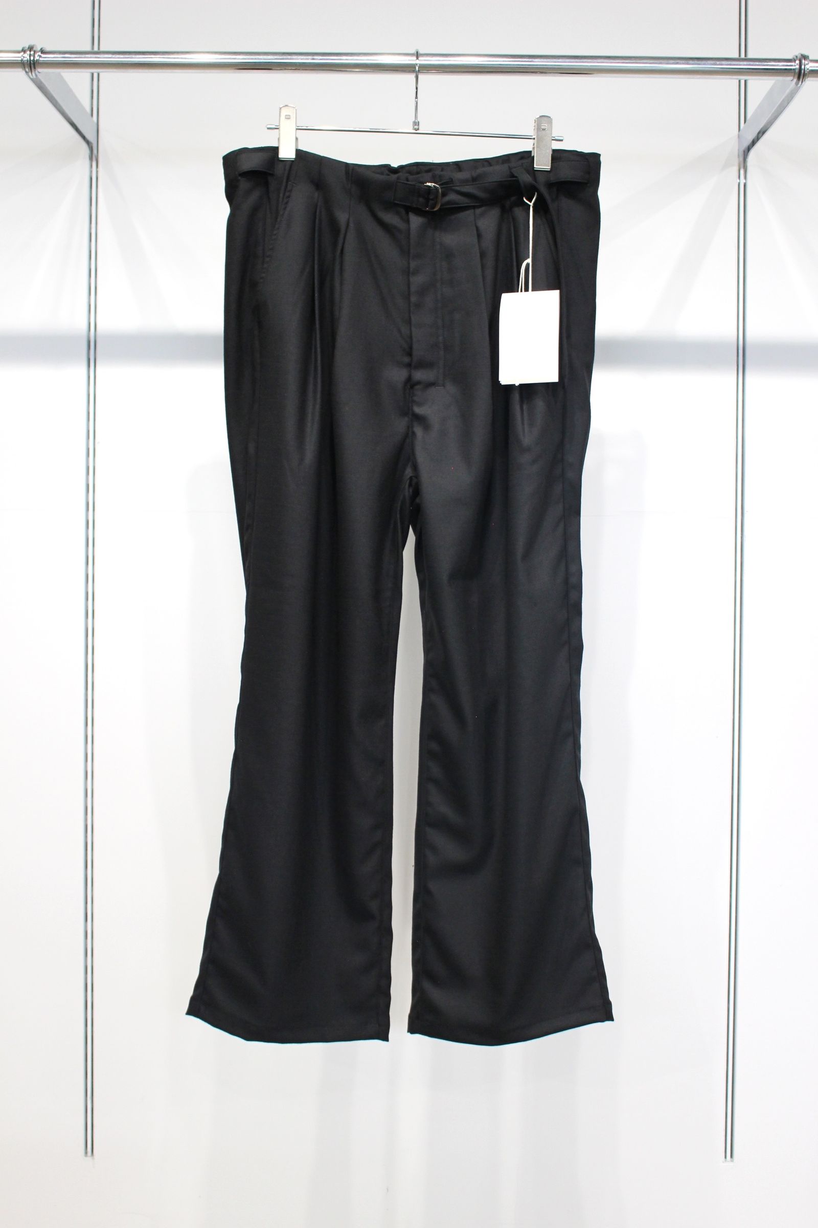 WOOL SATIN BELT-LESS SLACKS | BLACK | スラックス