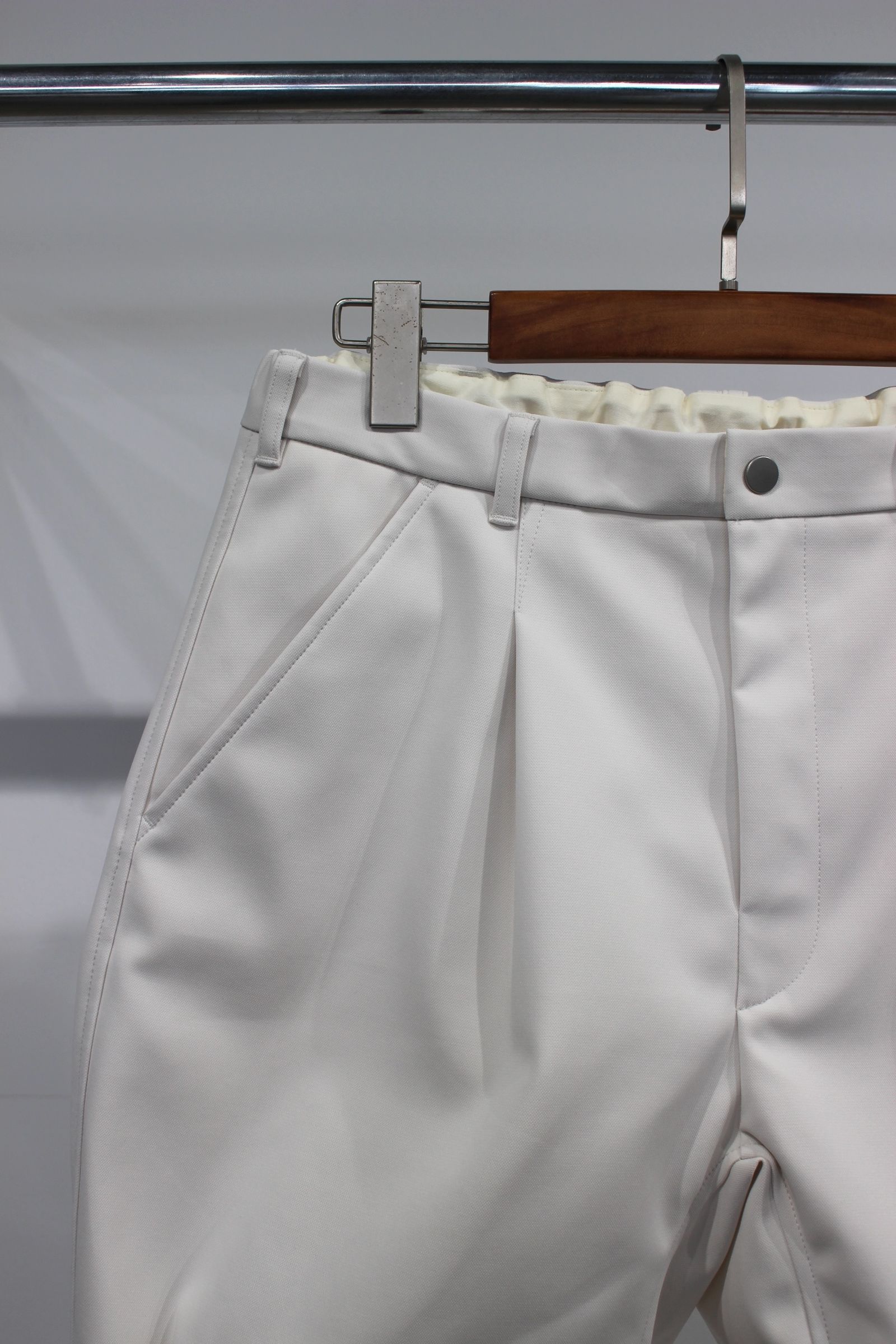 TEXBRID® HEM TUCK SHORTS | DULL WHITE | ショートパンツ
