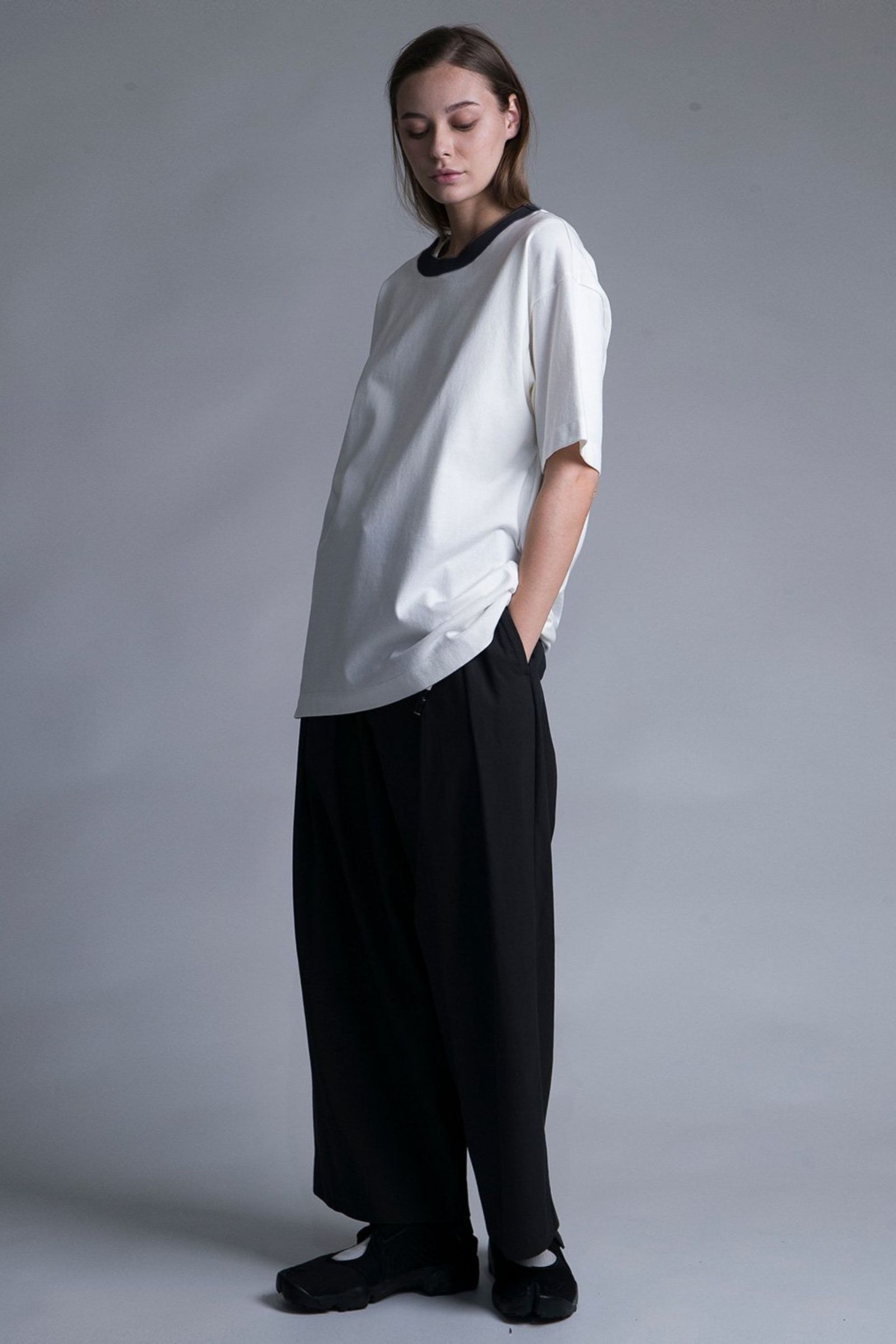 TIGHT-SLITCHED KNITTED FABRIC RINGER S/S TEE/CHARCOAL