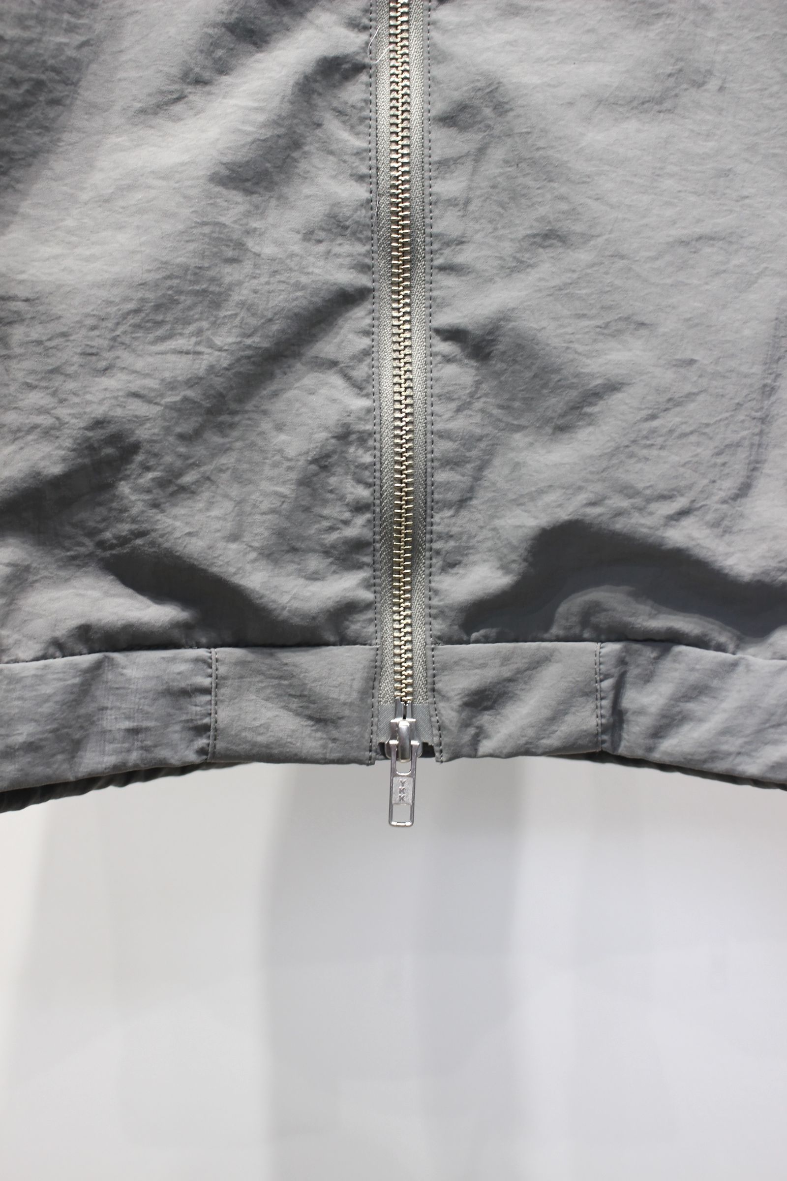 LIGHT SHELL STAND BLOUSON | SAGE GRAY | ナイロンジャケット