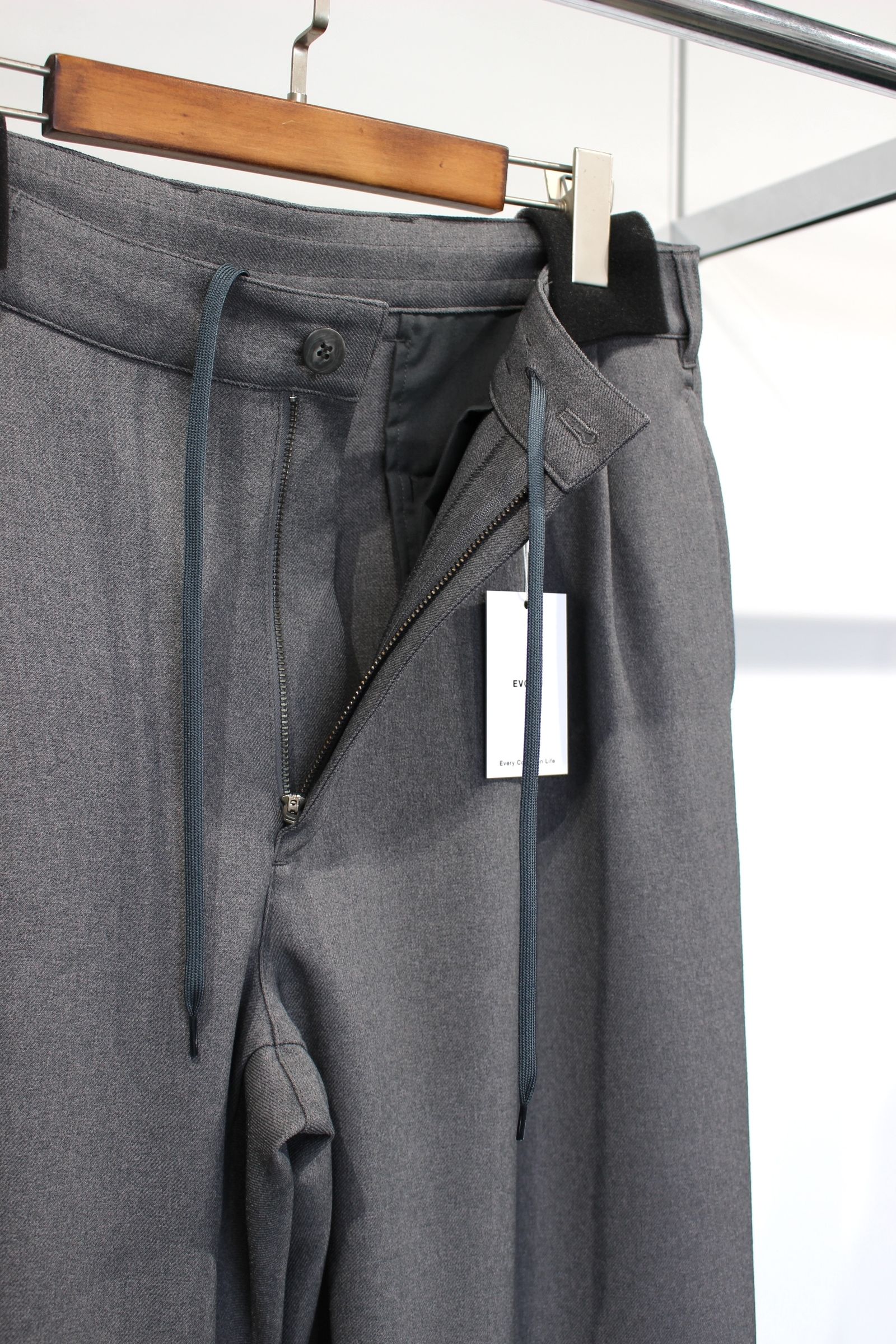[ラスト1点] 2TUCK EASY TROUSERS | GRAY | スラックス