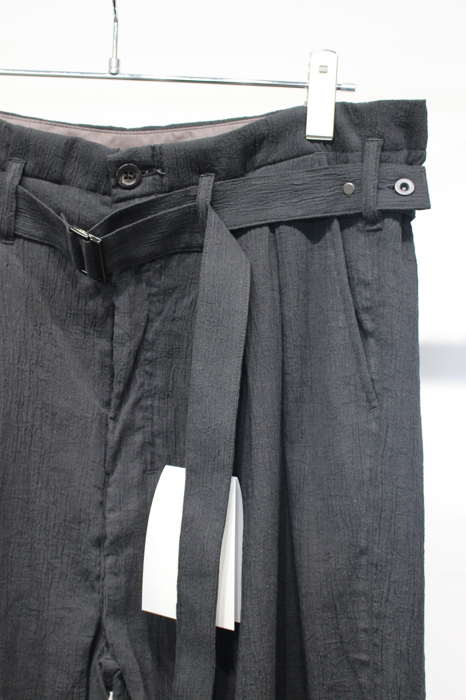 [ラスト1点] BELTED CREPE TUCK SLACKS | BLACK | スラックス
