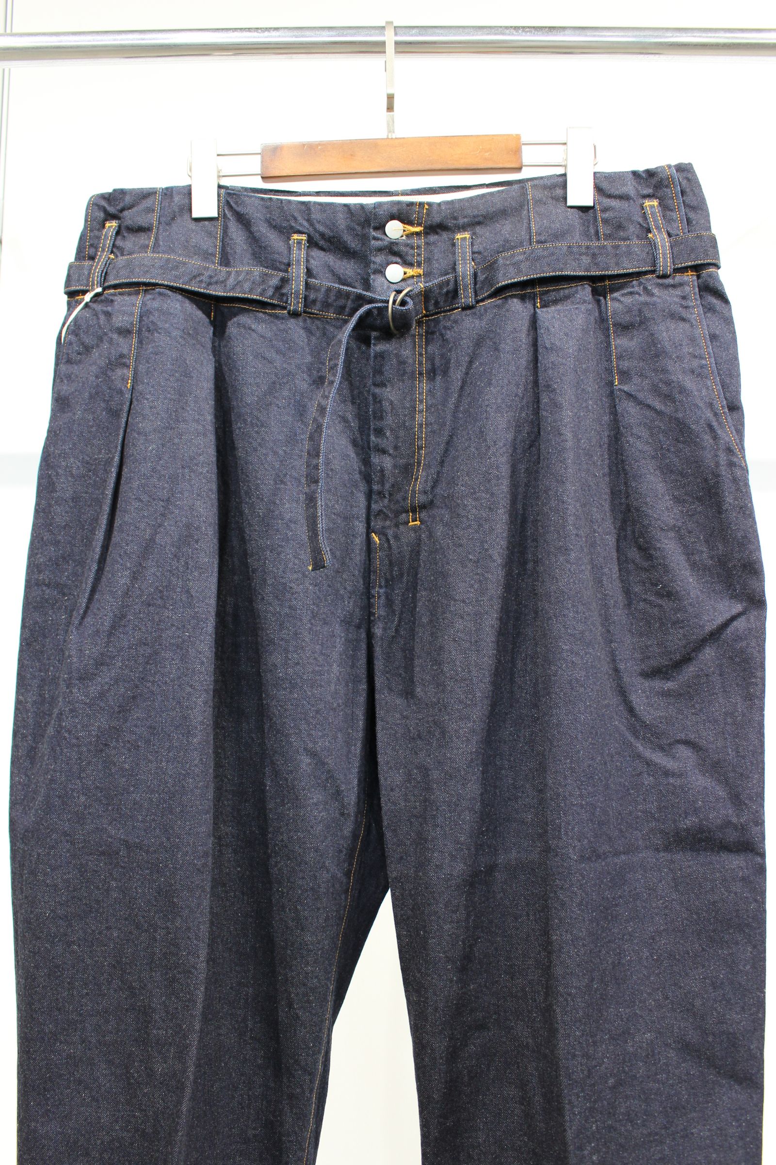 BELTED DENIM TUCK WIDE PANTS/INDIGO