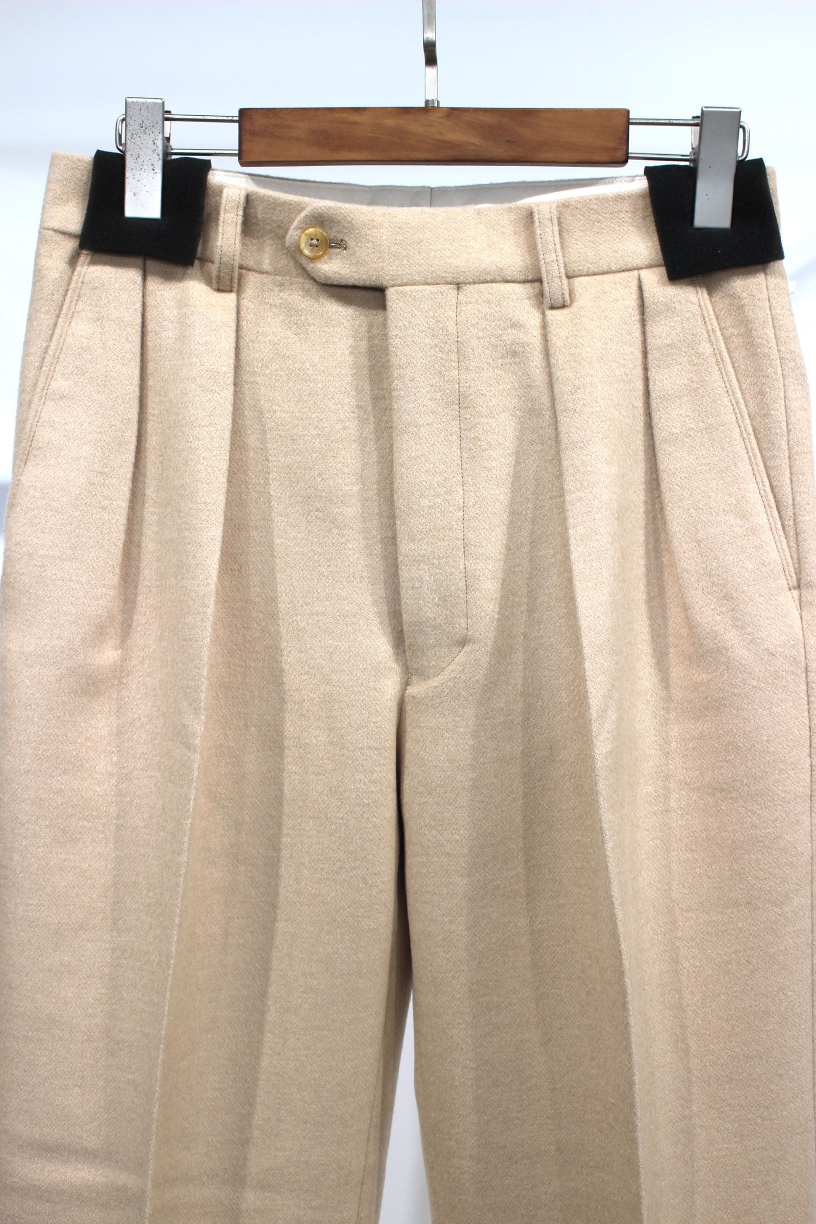 LIGHT MELTON CAMEL 2-TUCK STRAIGHT SLACKS | LIGHT BEIGE | スラックス