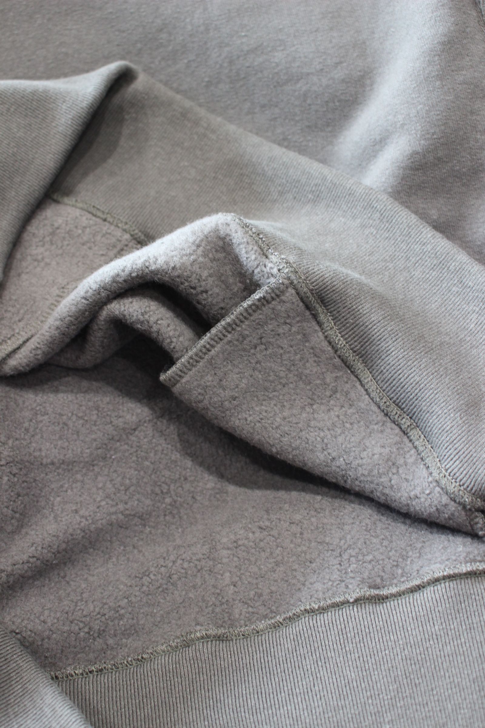 RAFFY TURTLE-NECK P/O | D.OLIVE | スウェット
