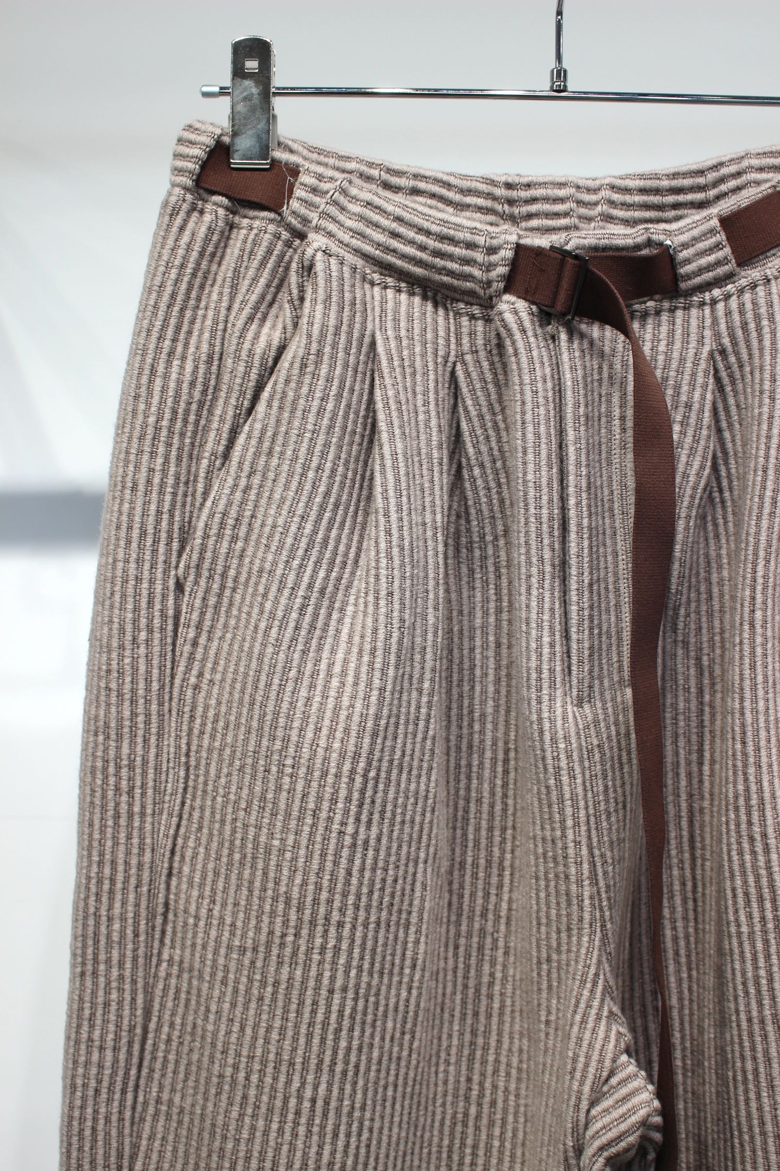 [ラスト1点] WOOLCORD BELTLESS SLACKS | SAND | スラックス