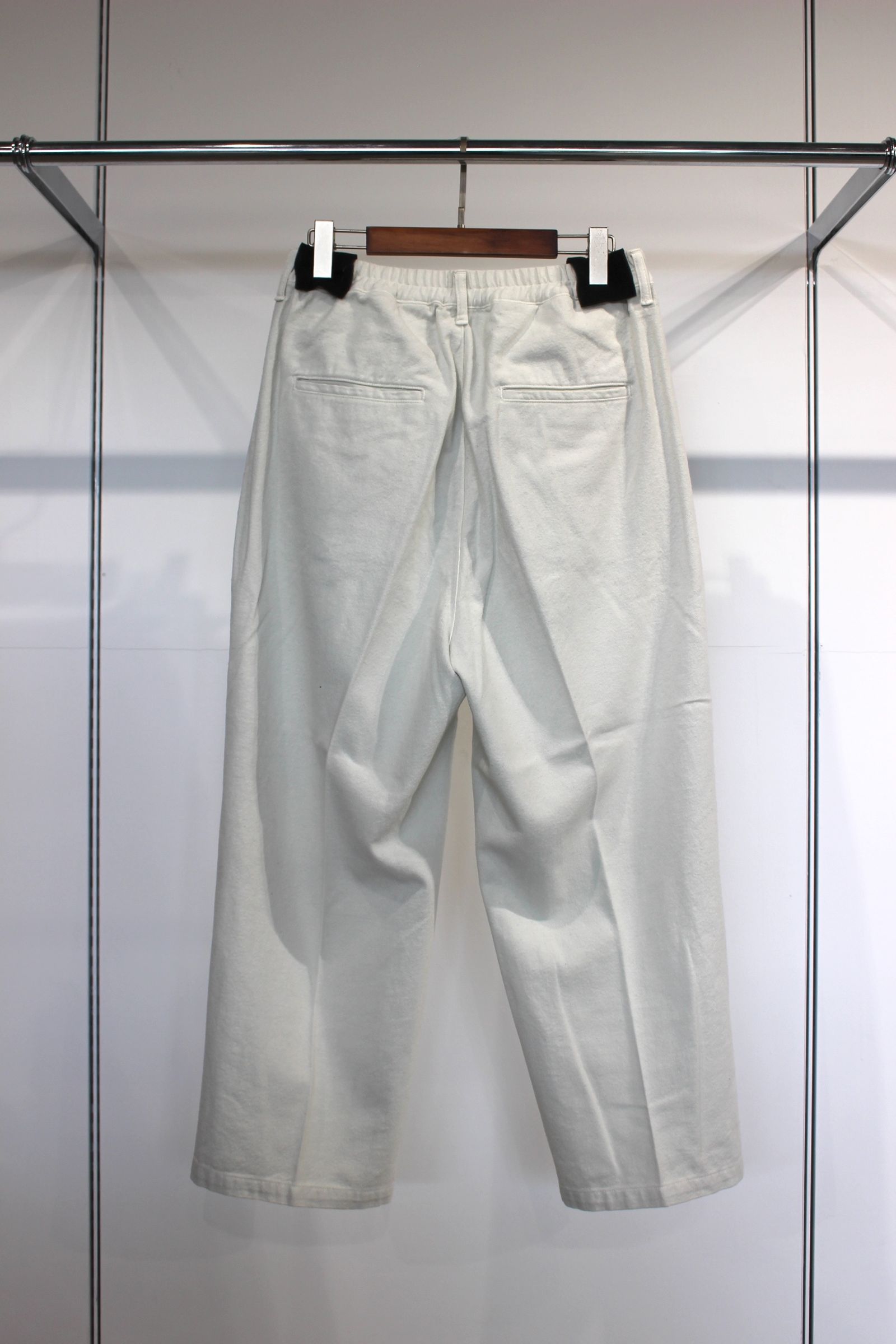 C/S TUCK EASY SLACKS | OFFWHITE | スラックス