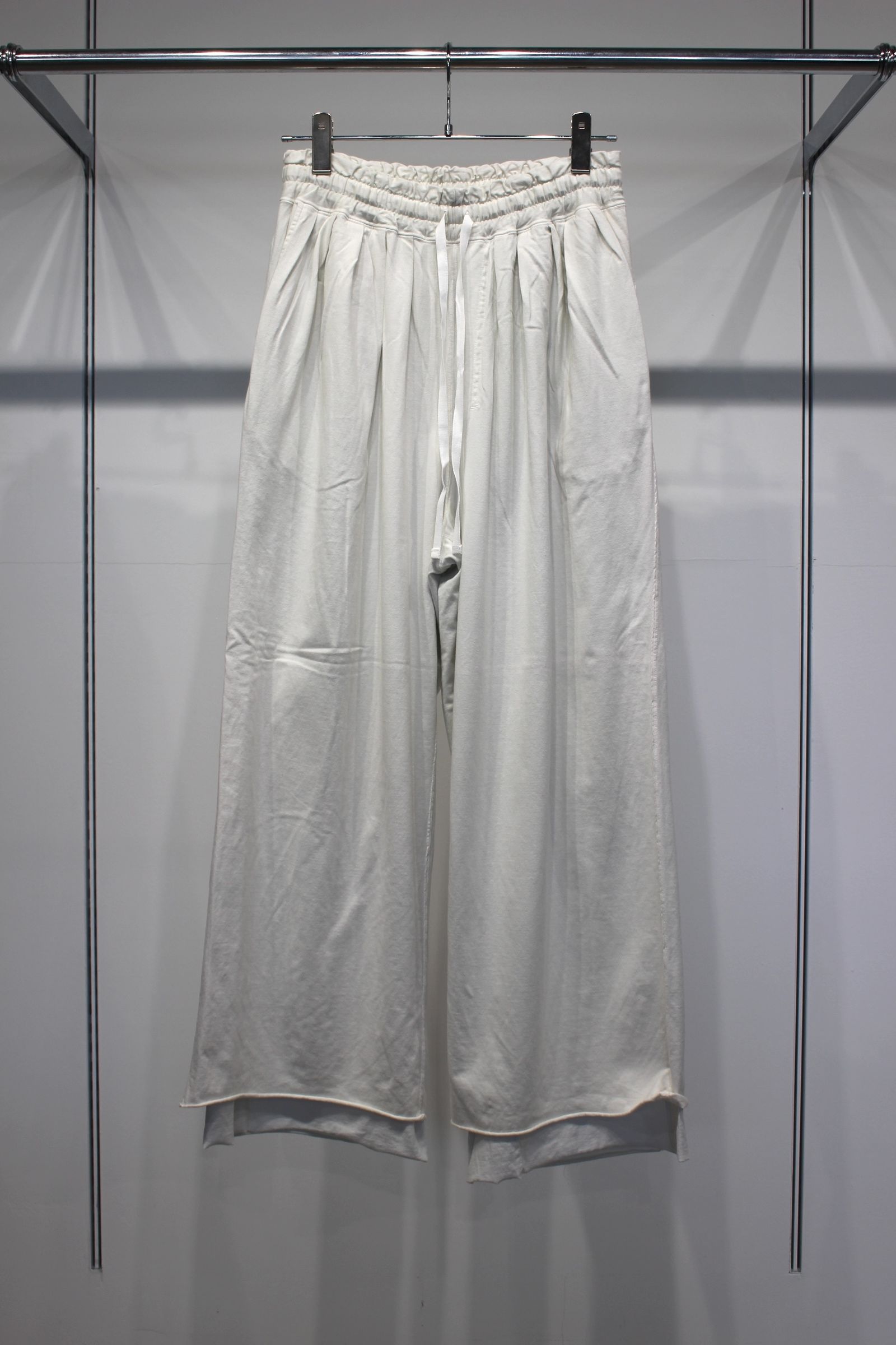 DRAPE WIDE EASY CUT SLACKS | WHITE | スラックス
