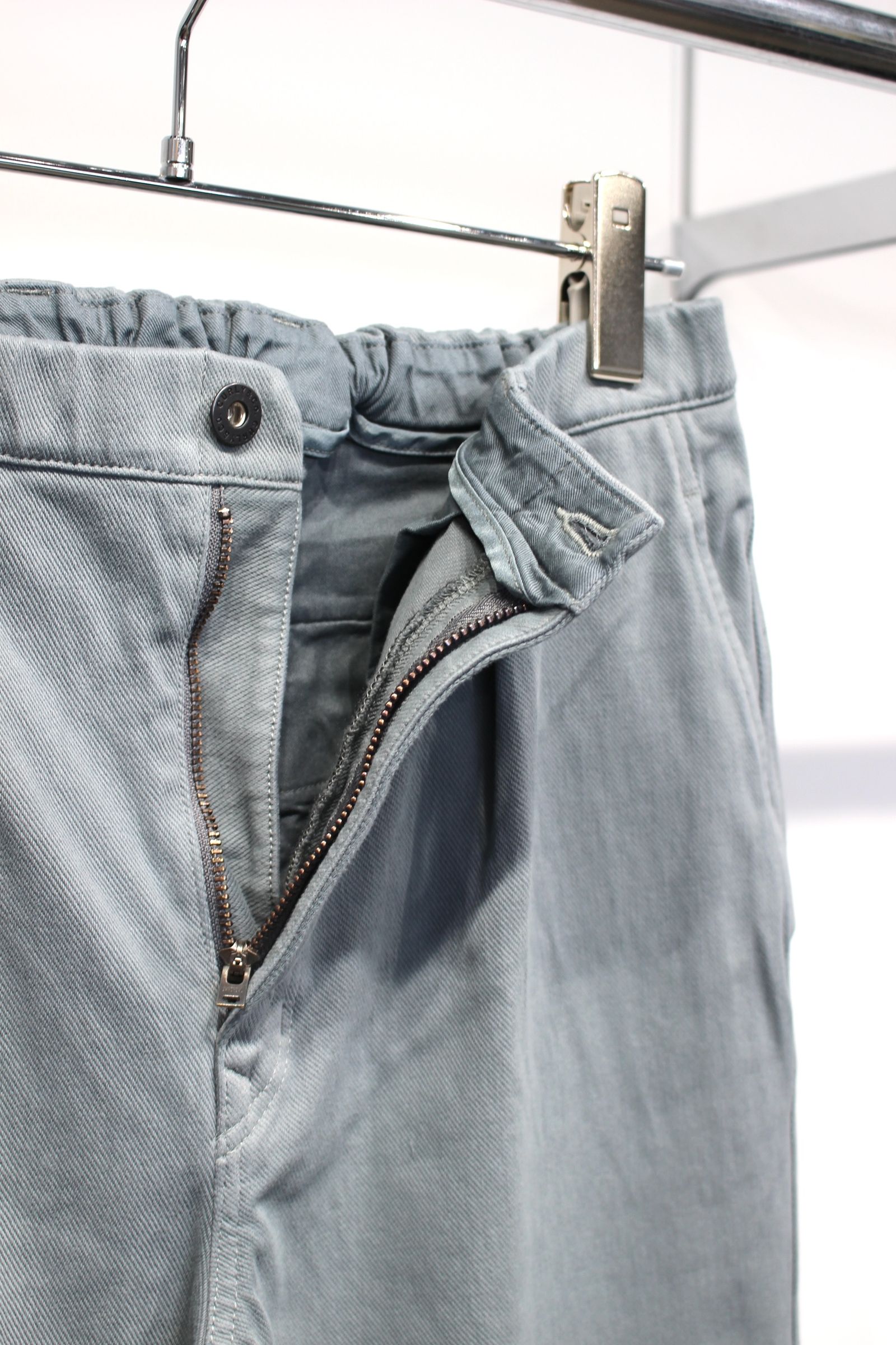 KNIT DENIM 1 TUCK EZ TAPERED SLACKS | STEEL GRAY | ニットデニム