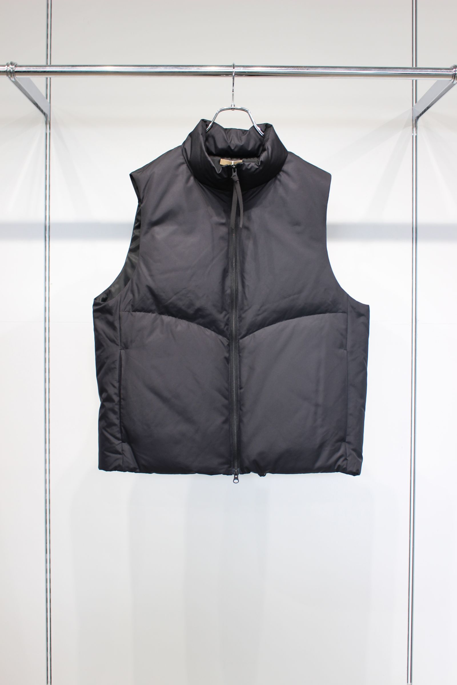 CURVY QUILT DOWN VEST | BLACK | ダウンベスト
