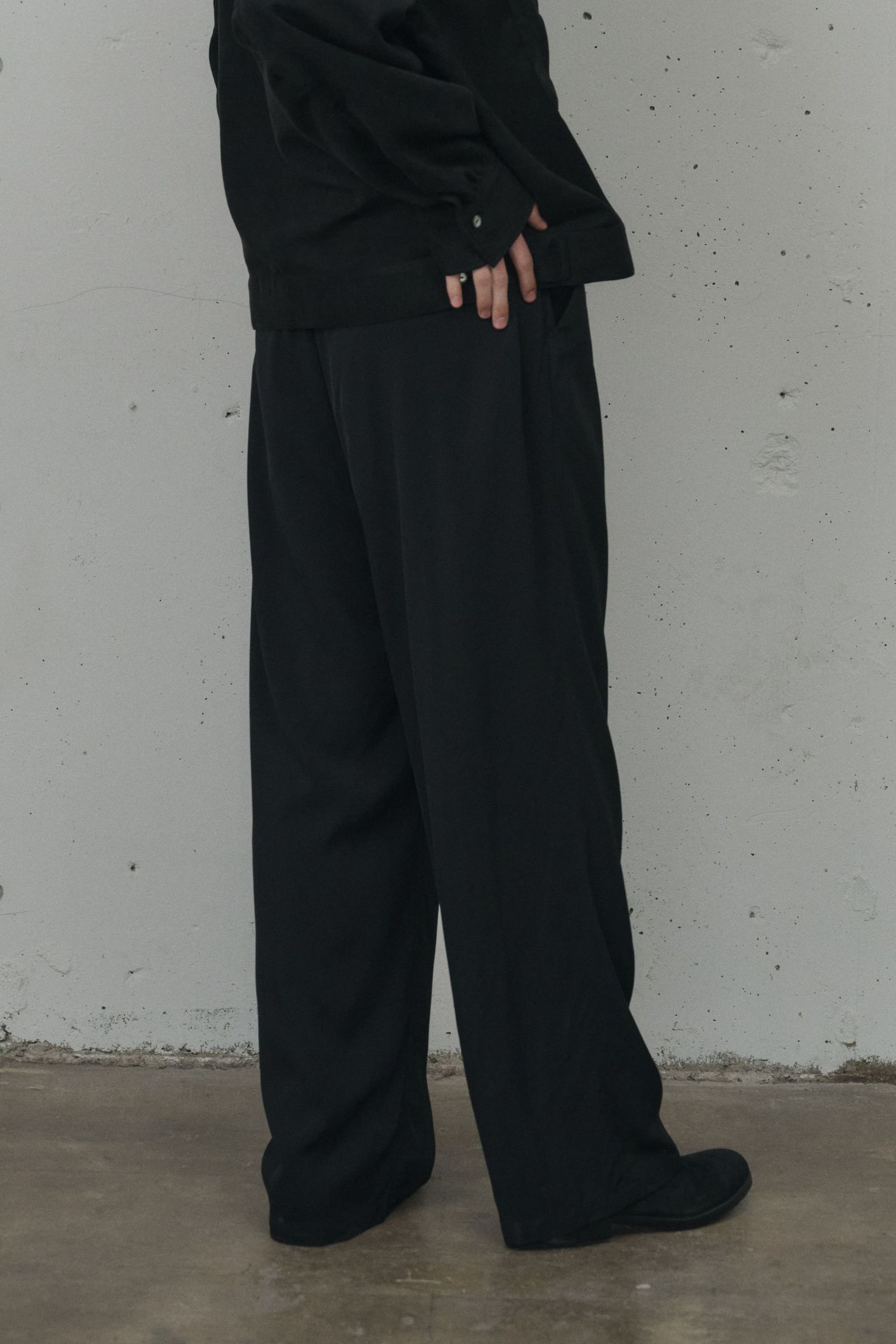 [ラスト1点] VISCOSE BELT-LESS TROUSERS | BLACK | スラックス