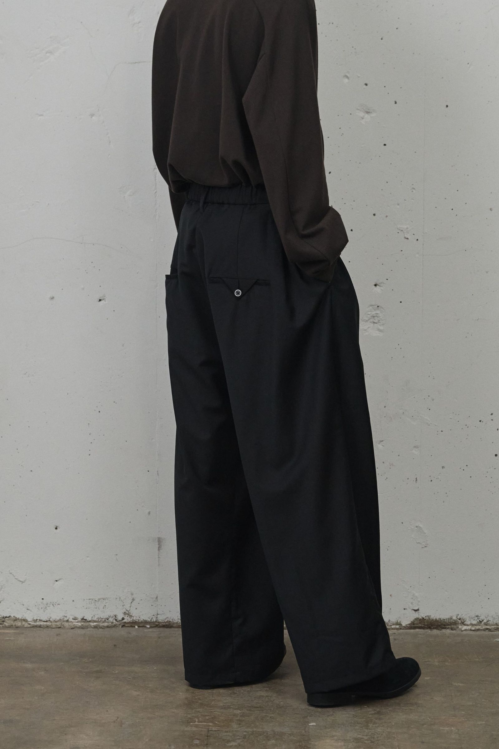 BELTED WOOL SLACKS | BLACK | スラックス
