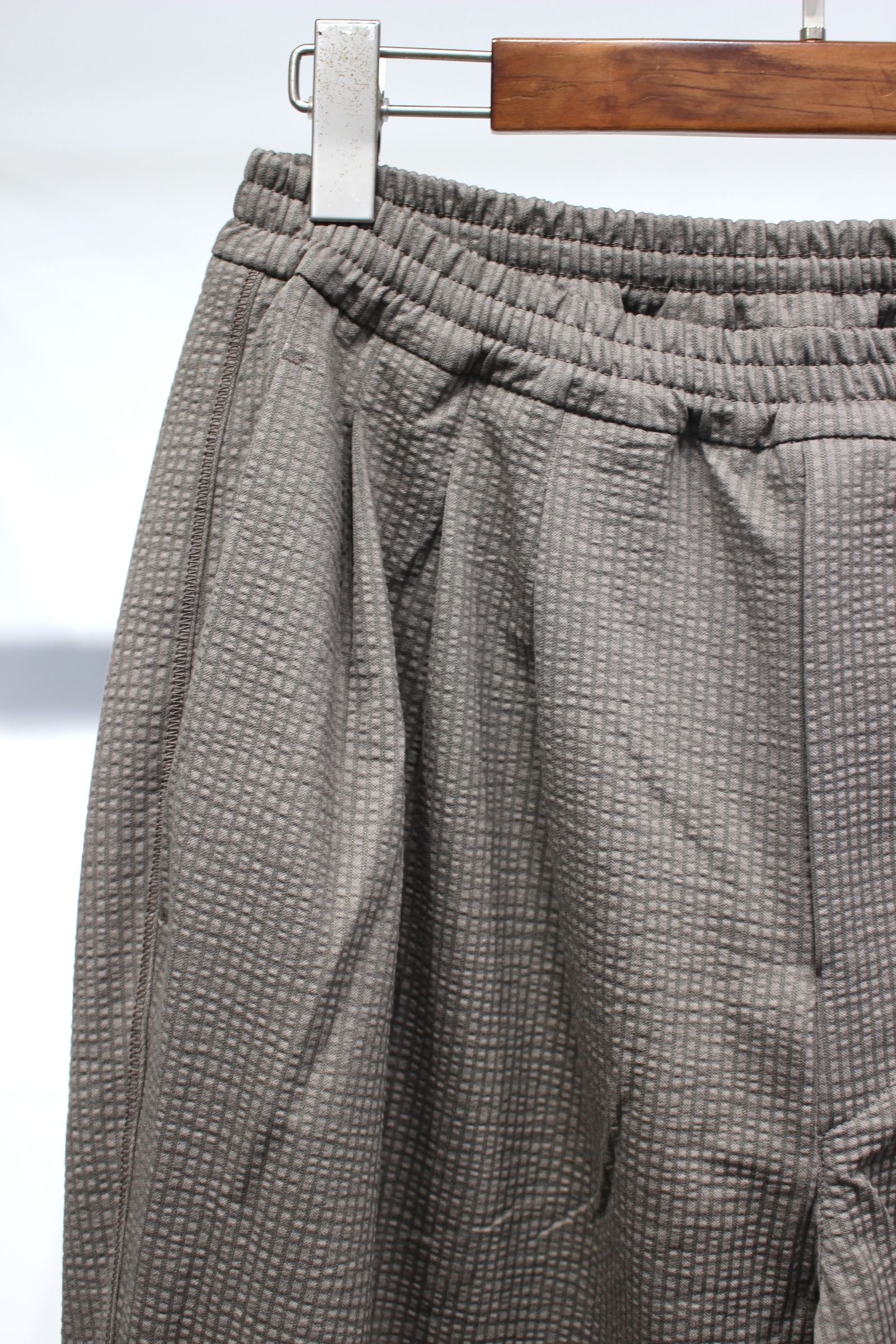 SEERSUCKER 3 TUCK PANTS | KHAKI | イージーパンツ