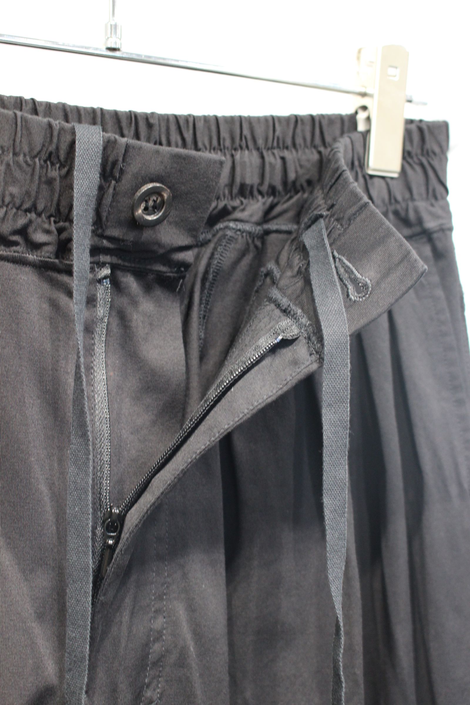 [ラスト1点] CUT GATHER EASY PANTS | BLACK | スラックス