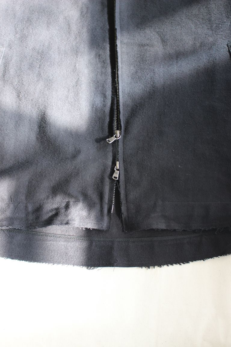YKK ZIPのダブルジップを採用
全体的に着回しの良いシンプルなアウターなので、下からジップを少し開けたりしてコーディネートのアクセントにしても良いと思います