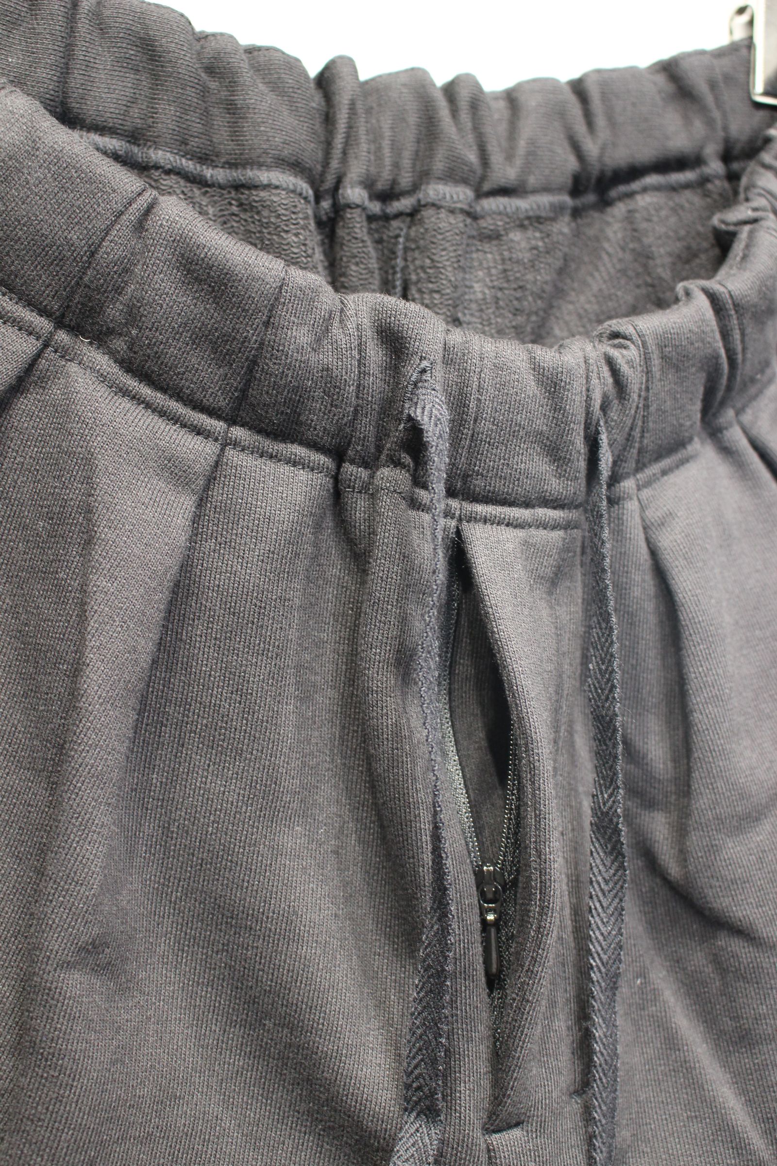 TUCK SWEAT PANTS | BLACK | スウェットパンツ