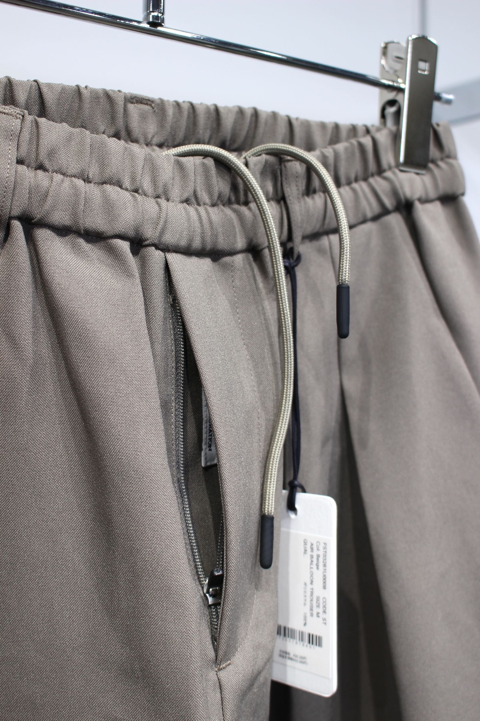 AIR BALLOON TROUSER | Beige | バルーンテーパードパンツ