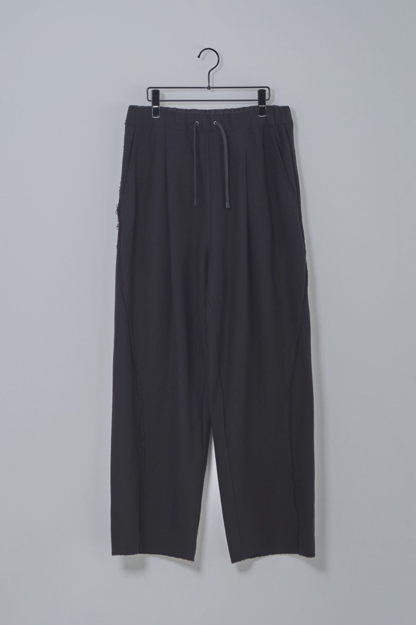 HAKEEM TWIST TROUSERS | BLACK | スウェットパンツ