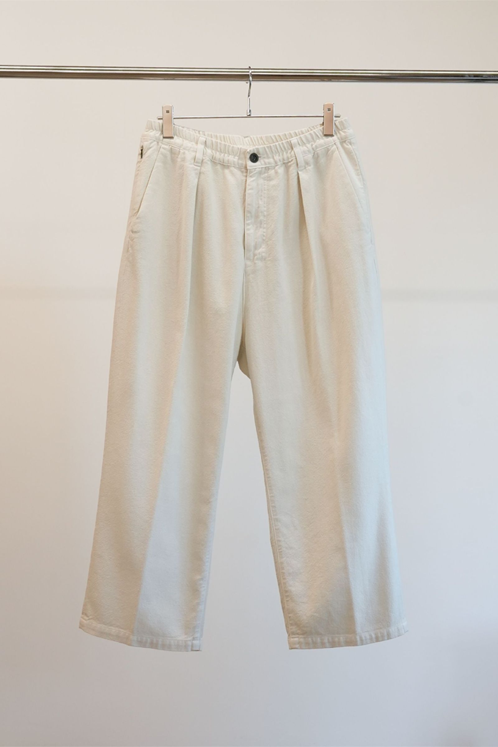 C/S TUCK EASY SLACKS | OFFWHITE | スラックス
