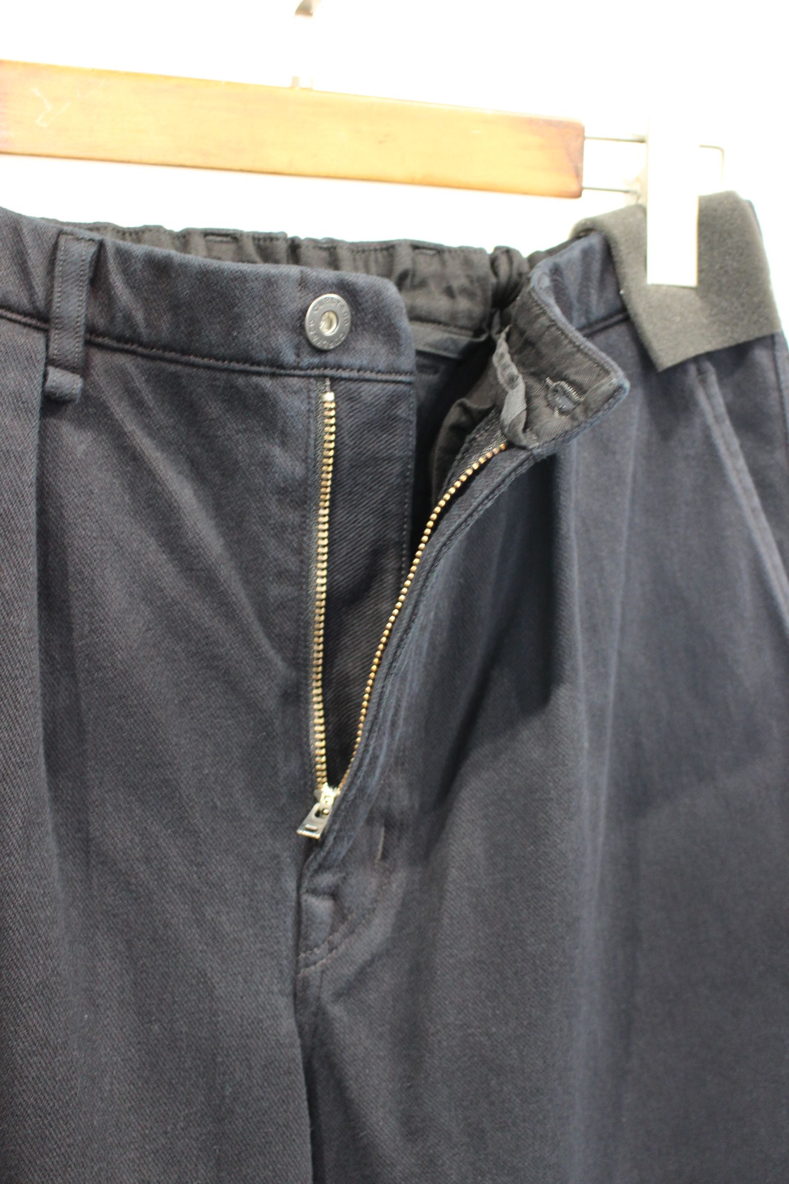 DENIM 1TUCK EZ TAPERED SLACKS -overdyed- | BLACK | ニットデニム